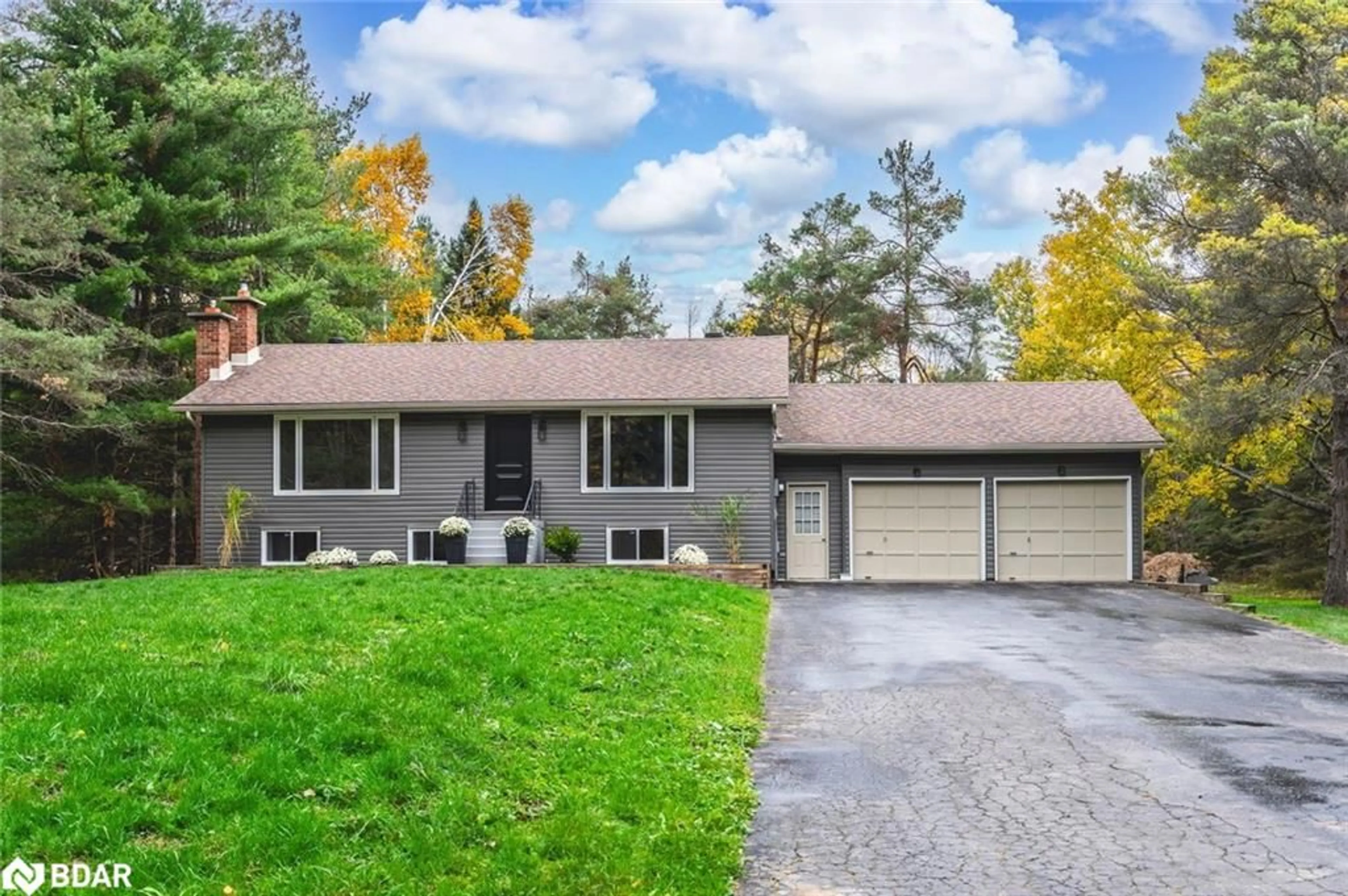 Home with vinyl exterior material, street for 16 Hillview Cres, Midhurst Ontario L9X 1N4