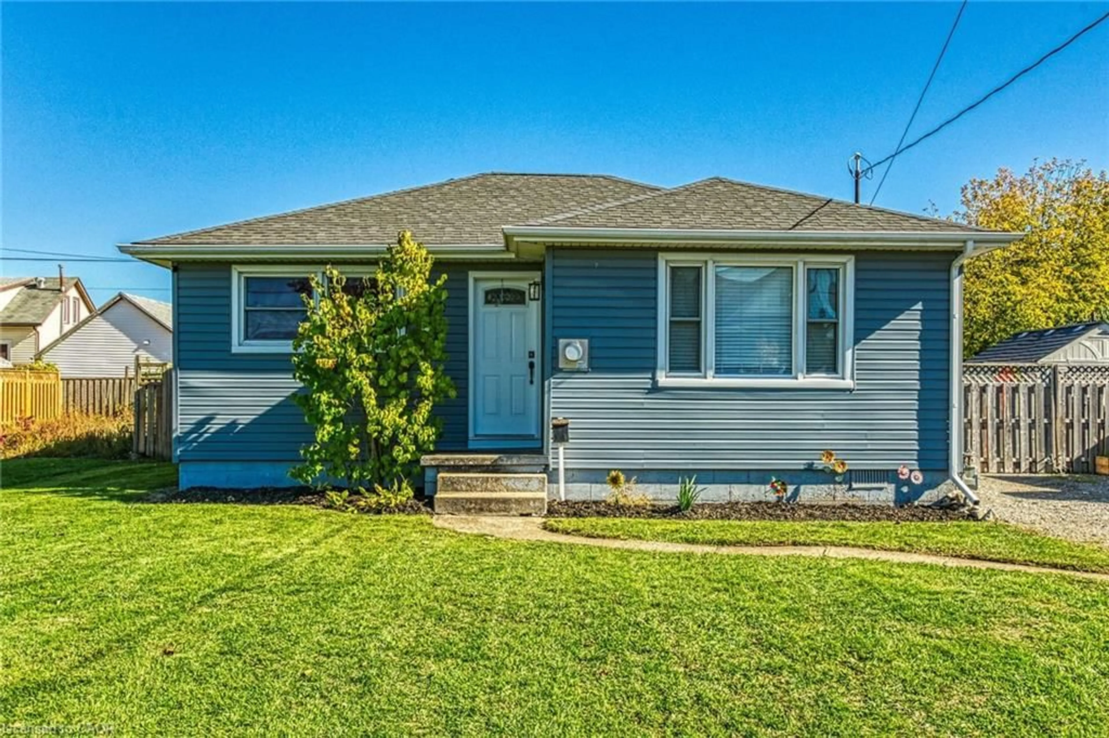 Home with vinyl exterior material, street for 62 Knoll St, Port Colborne Ontario L3K 5A6