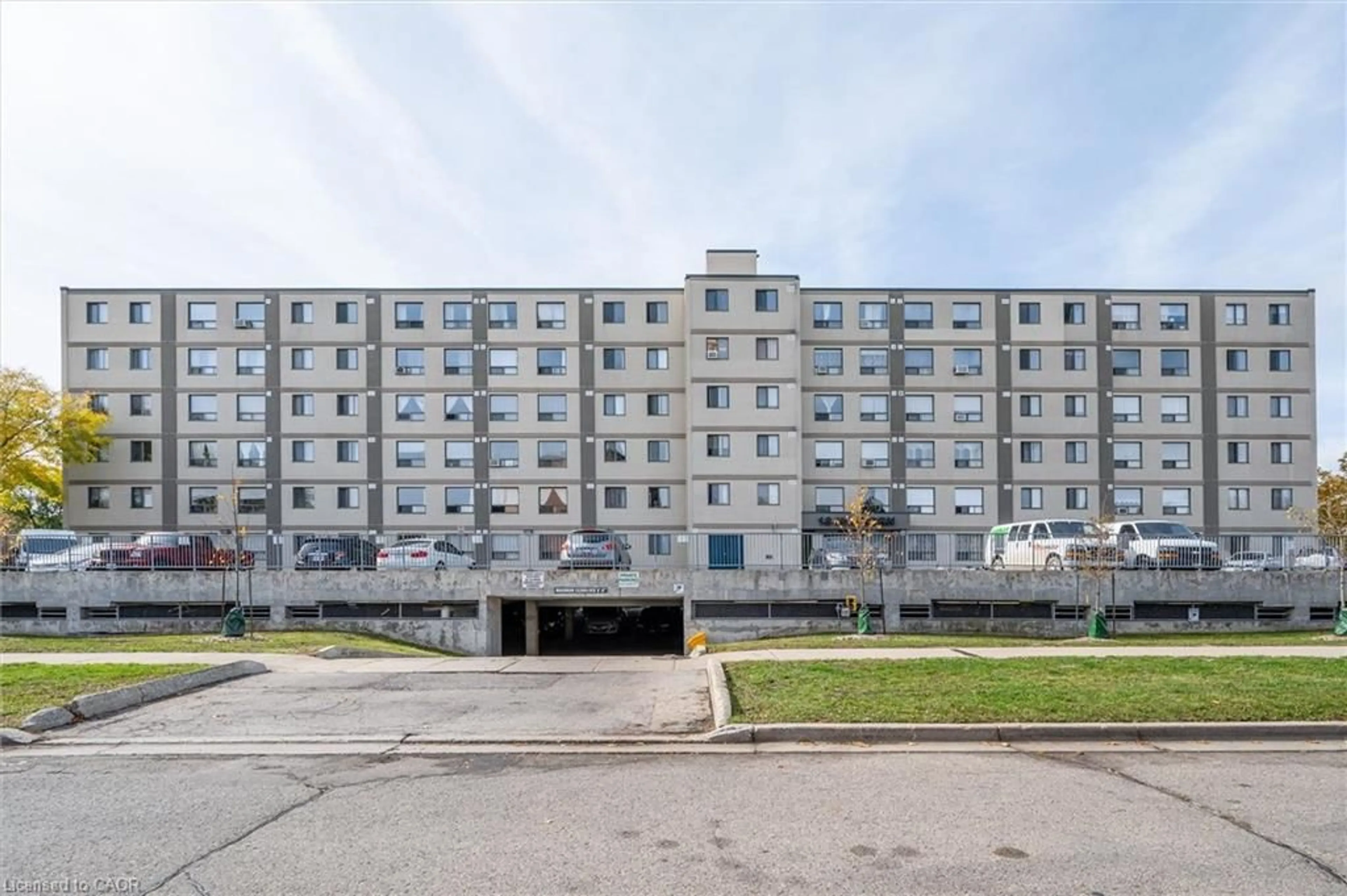 Patio, building for 18 Holborn Crt #504, Kitchener Ontario N2A 4A1