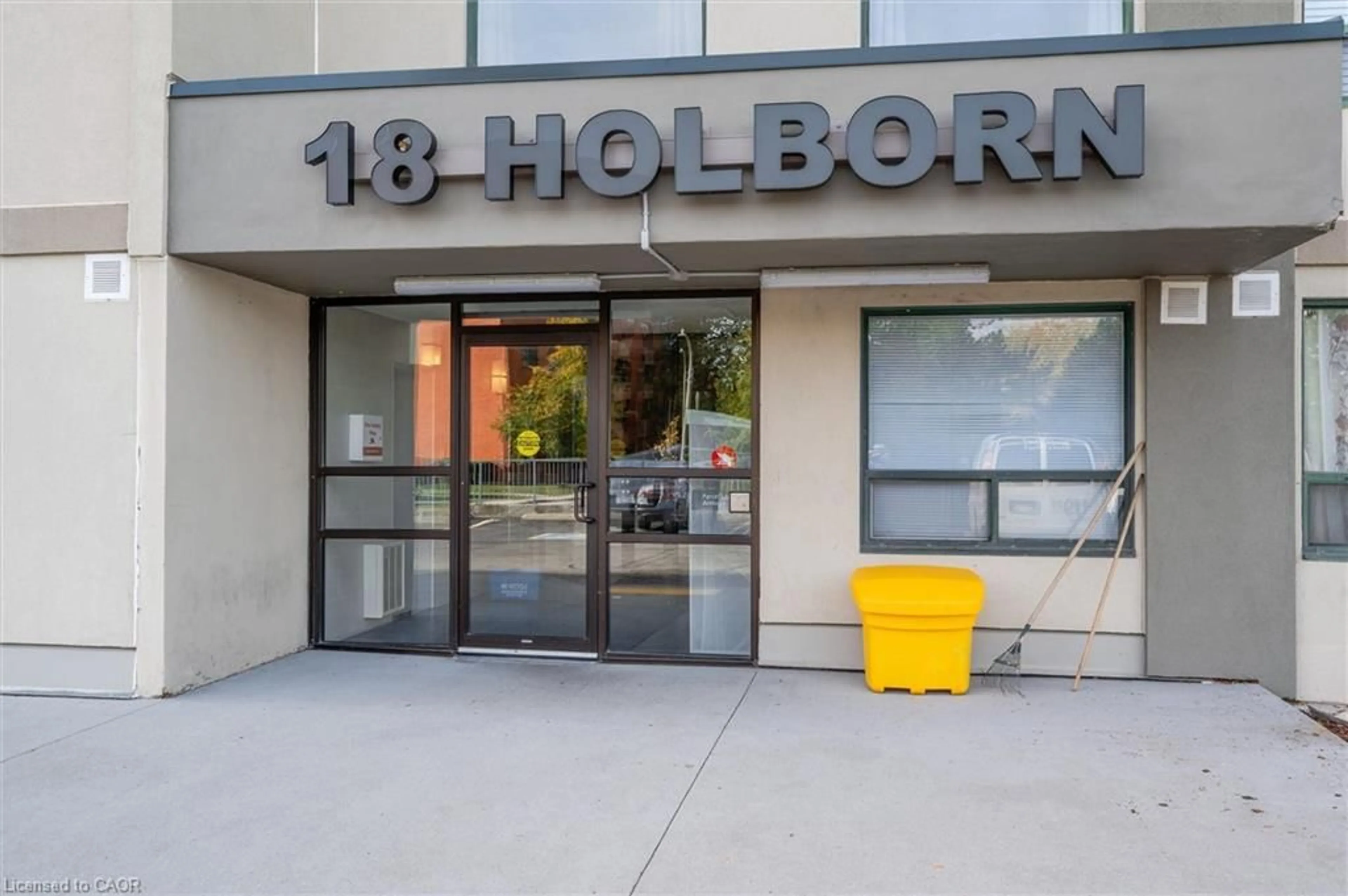 Indoor foyer for 18 Holborn Crt #504, Kitchener Ontario N2A 4A1