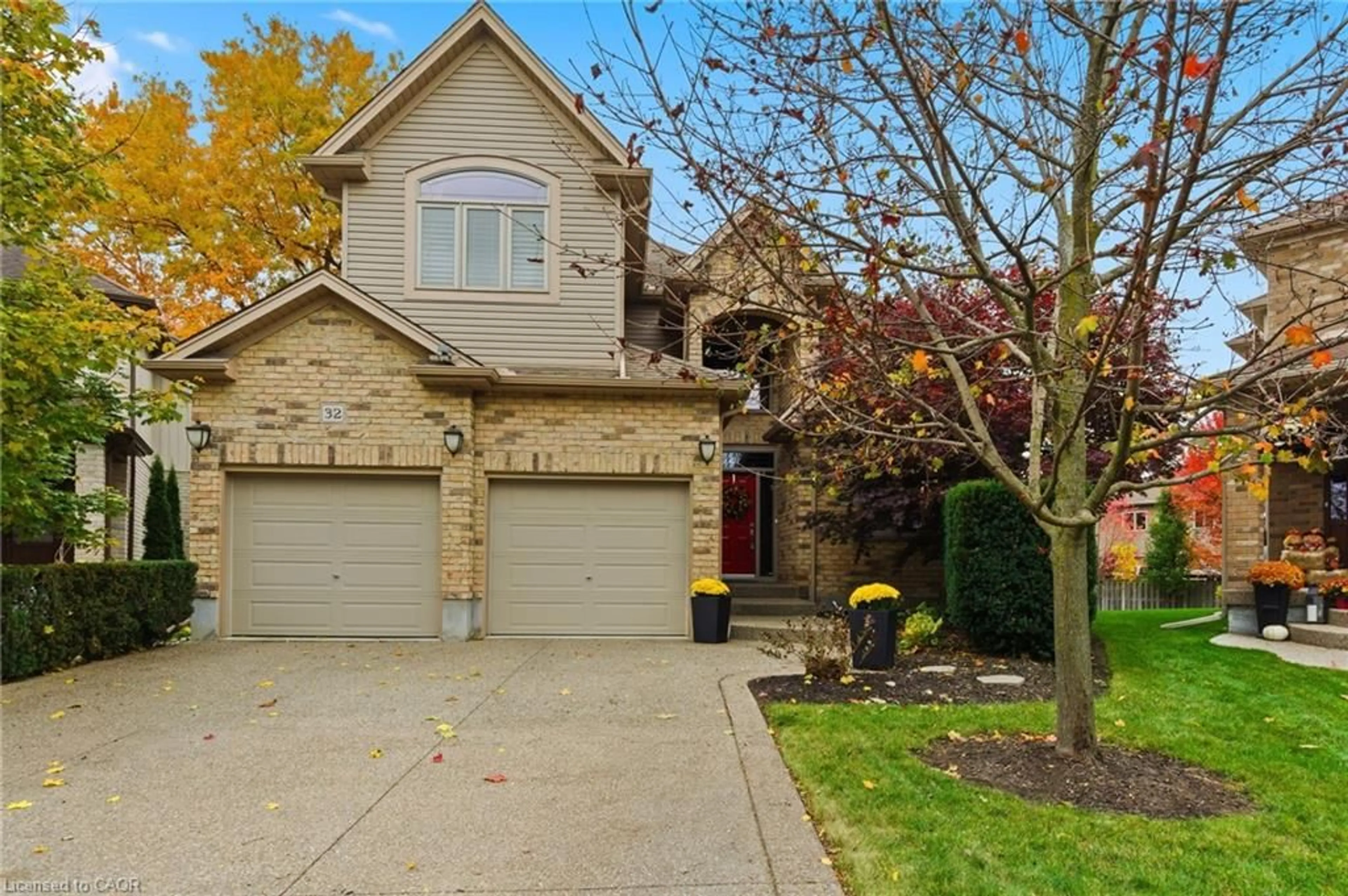 Home with brick exterior material, street for 32 Hinrichs Cres, Cambridge Ontario N1T 0A8