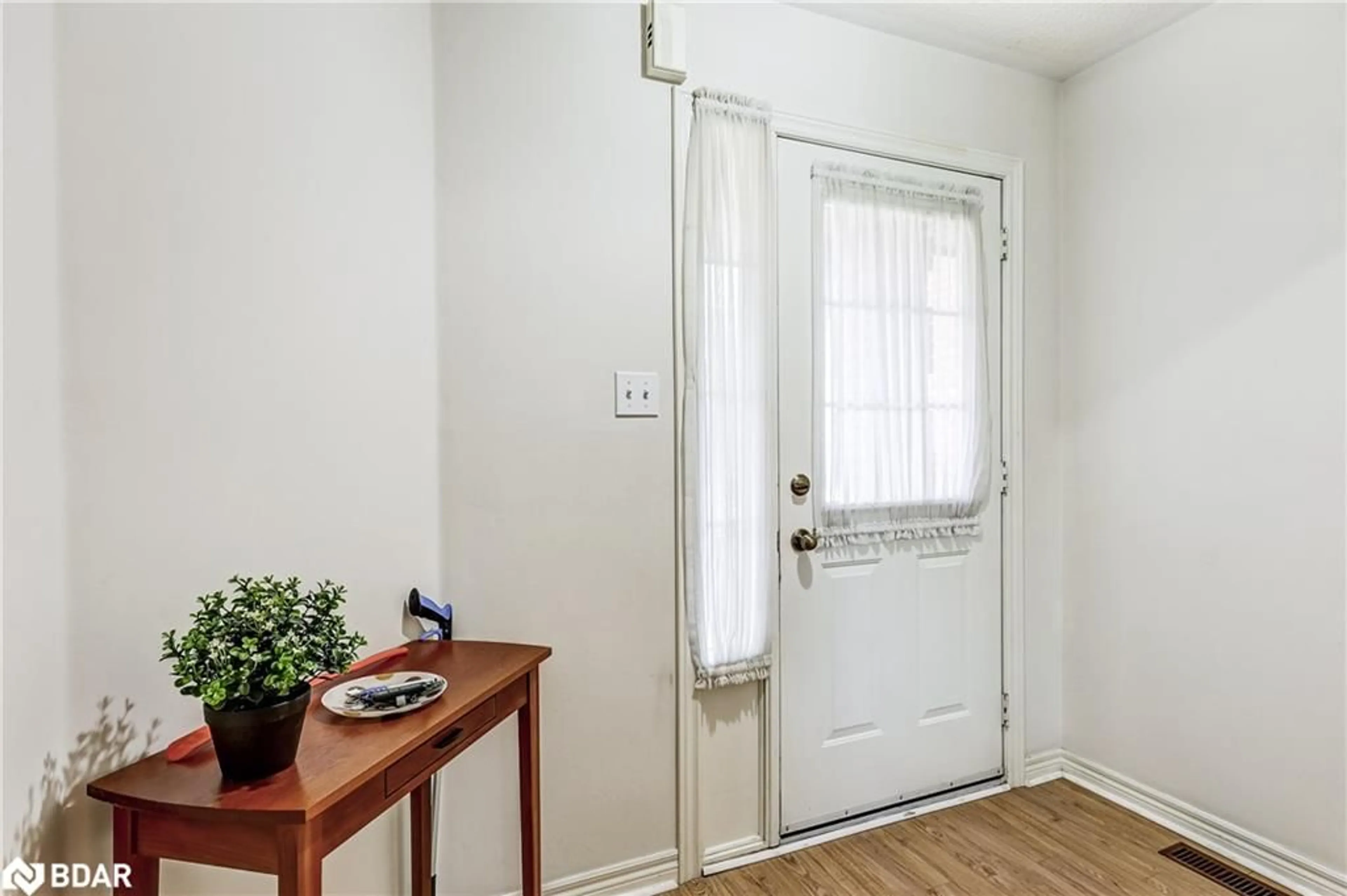Indoor entryway for 20 Hawtin Trail, Aurora Ontario L4G 7L4
