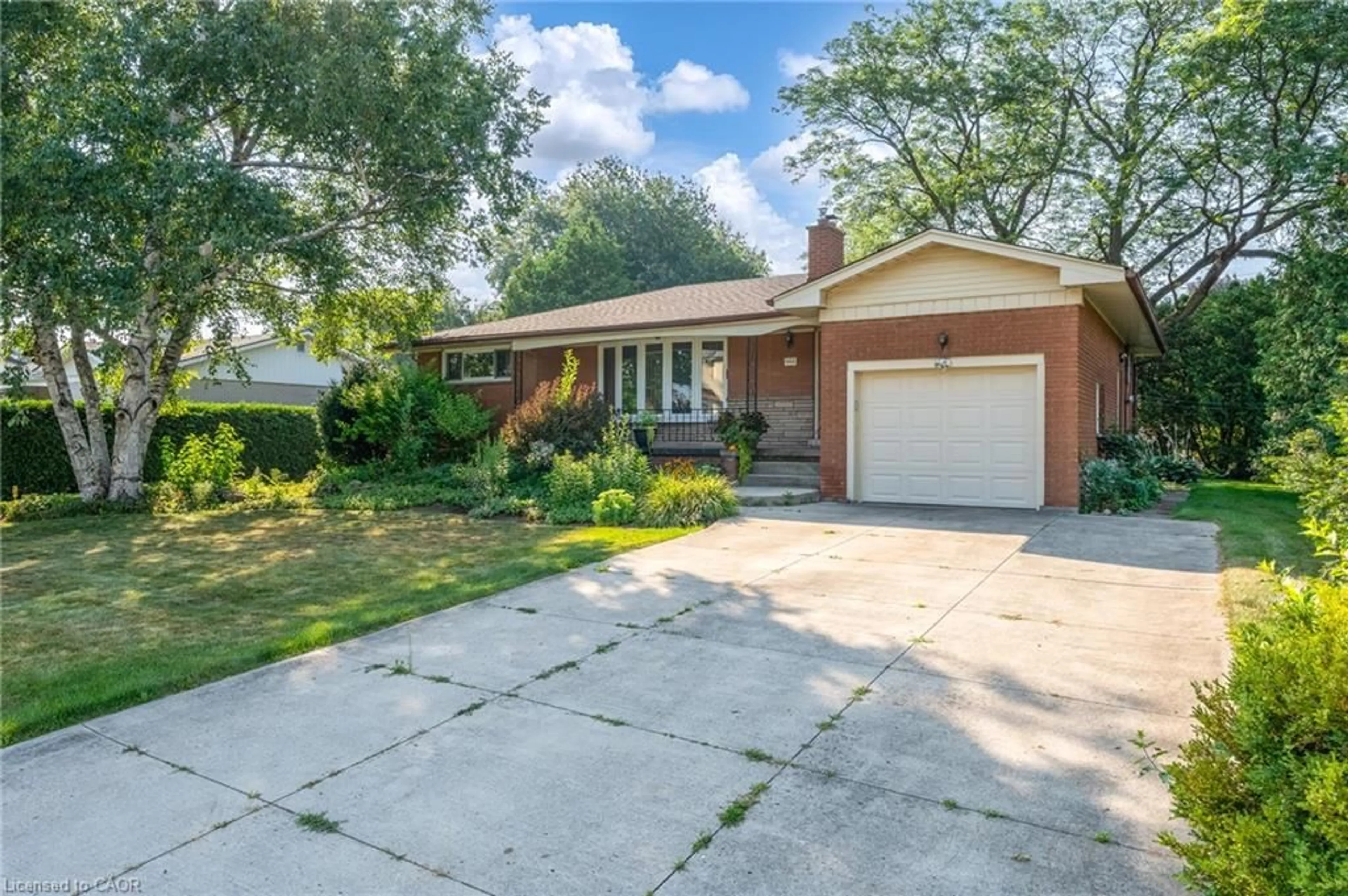Home with brick exterior material, street for 654 Hiawatha Blvd, Ancaster Ontario L9G 3A5