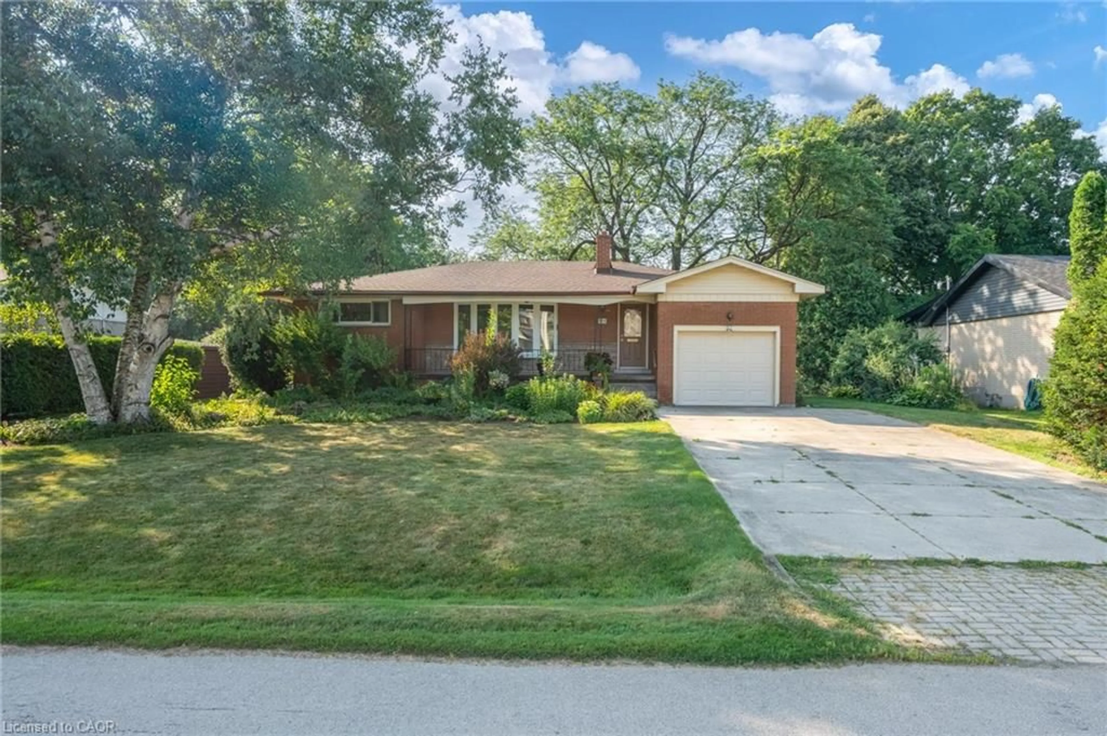 Home with brick exterior material, street for 654 Hiawatha Blvd, Ancaster Ontario L9G 3A5