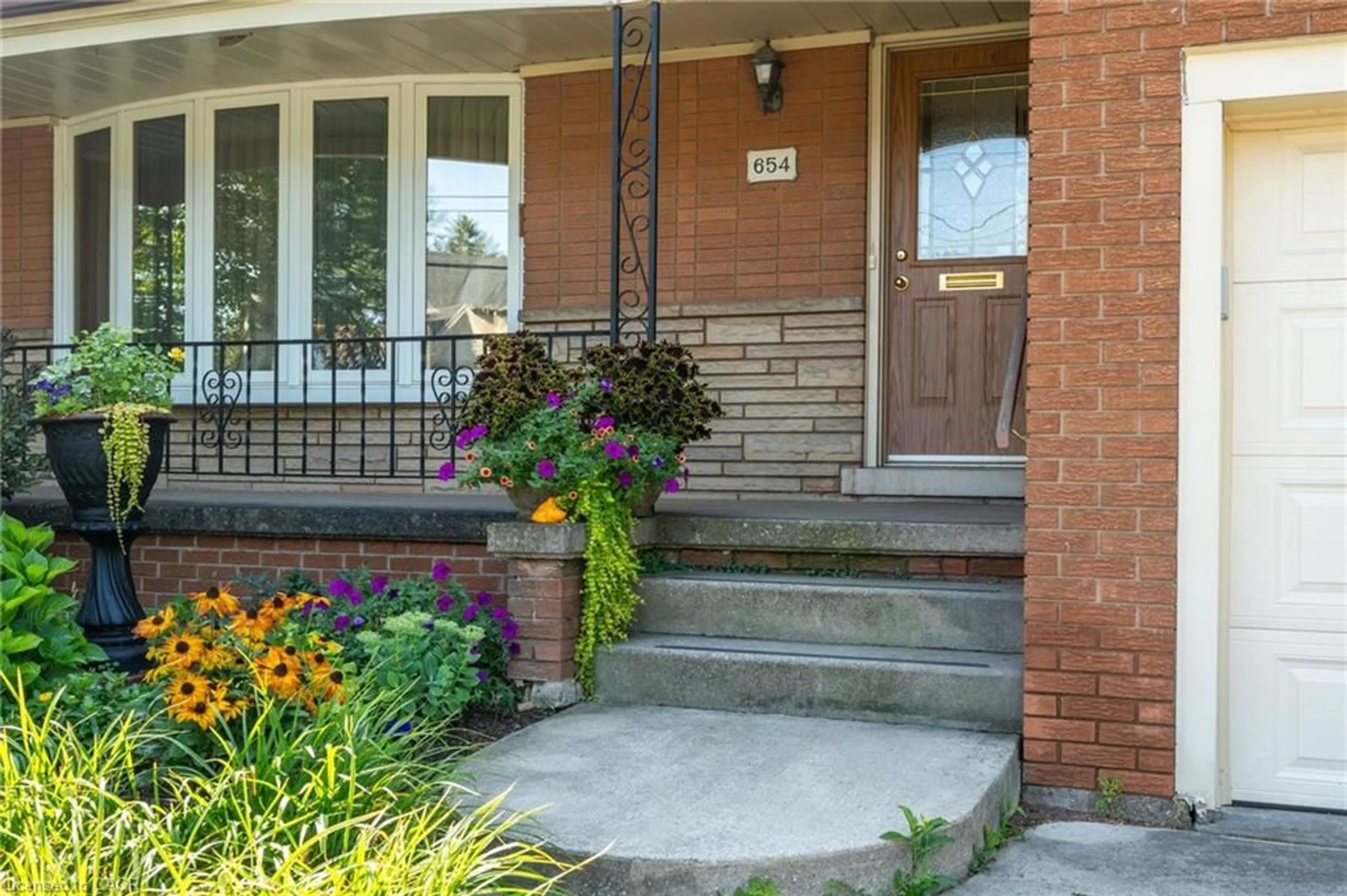 Unknown for 654 Hiawatha Blvd, Ancaster Ontario L9G 3A5