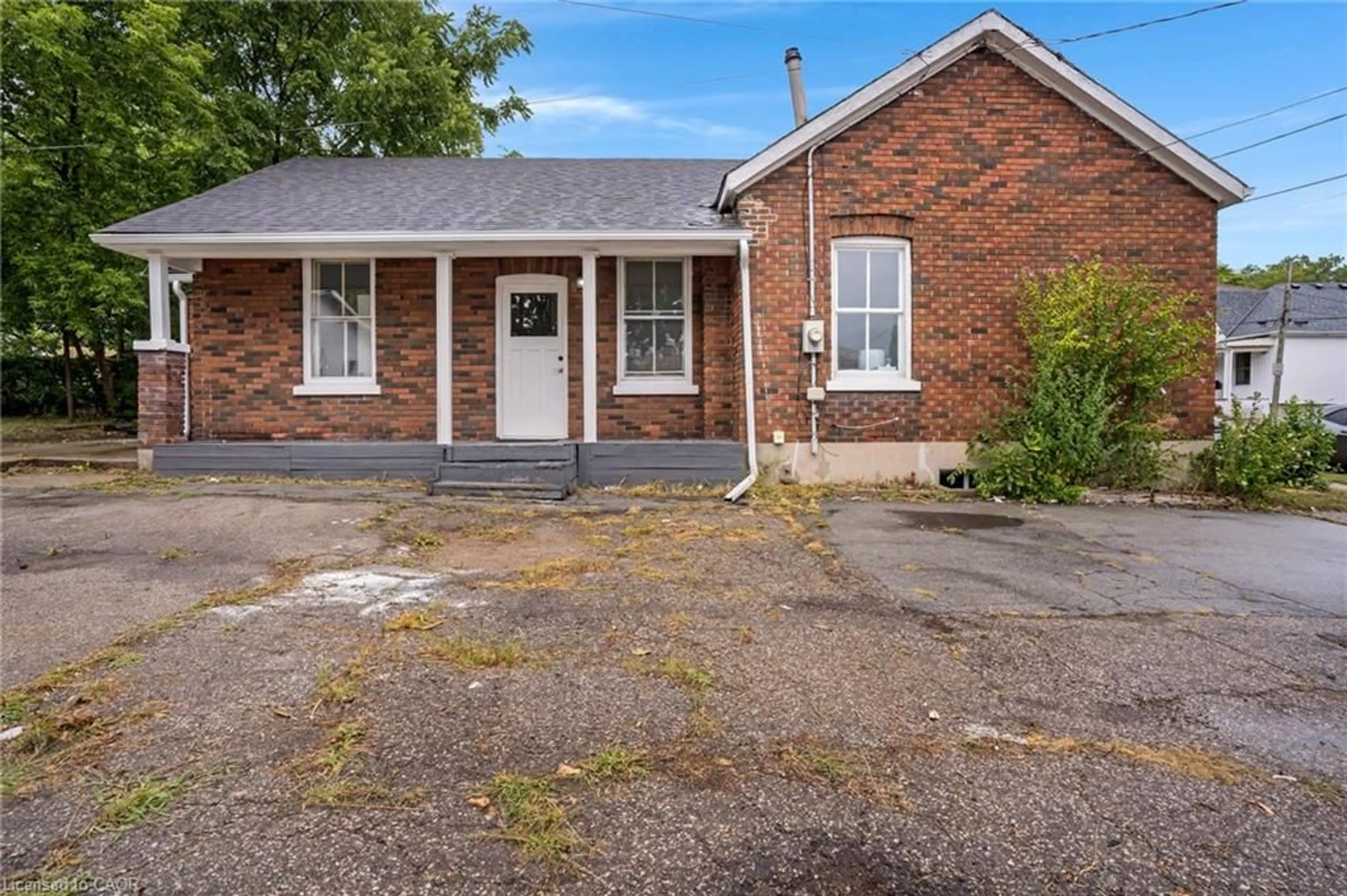 Home with brick exterior material, street for 32 Niagara St, Brantford Ontario N3R 4E2