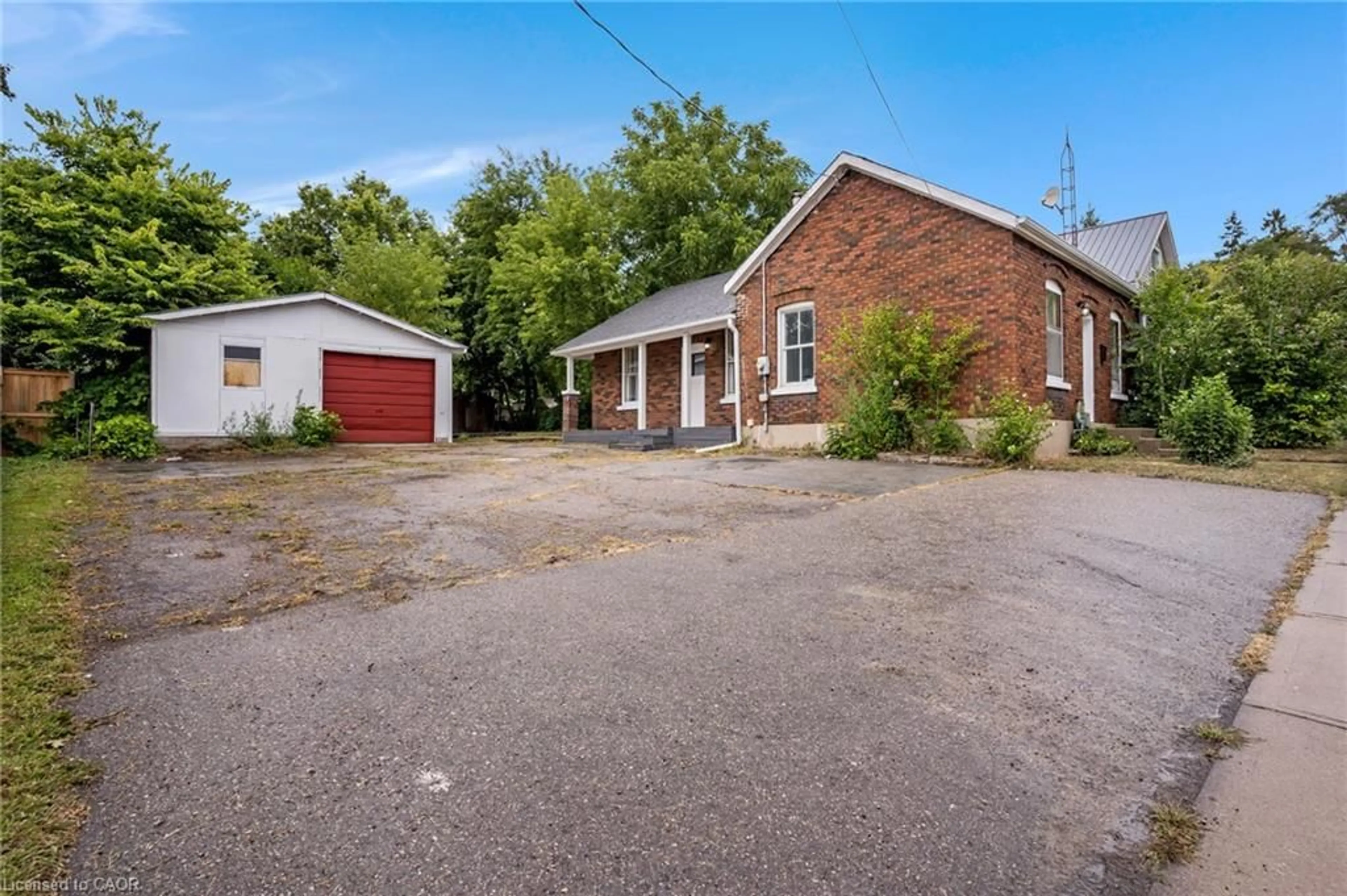 A pic from outside/outdoor area/front of a property/back of a property/a pic from drone, building for 32 Niagara St, Brantford Ontario N3R 4E2