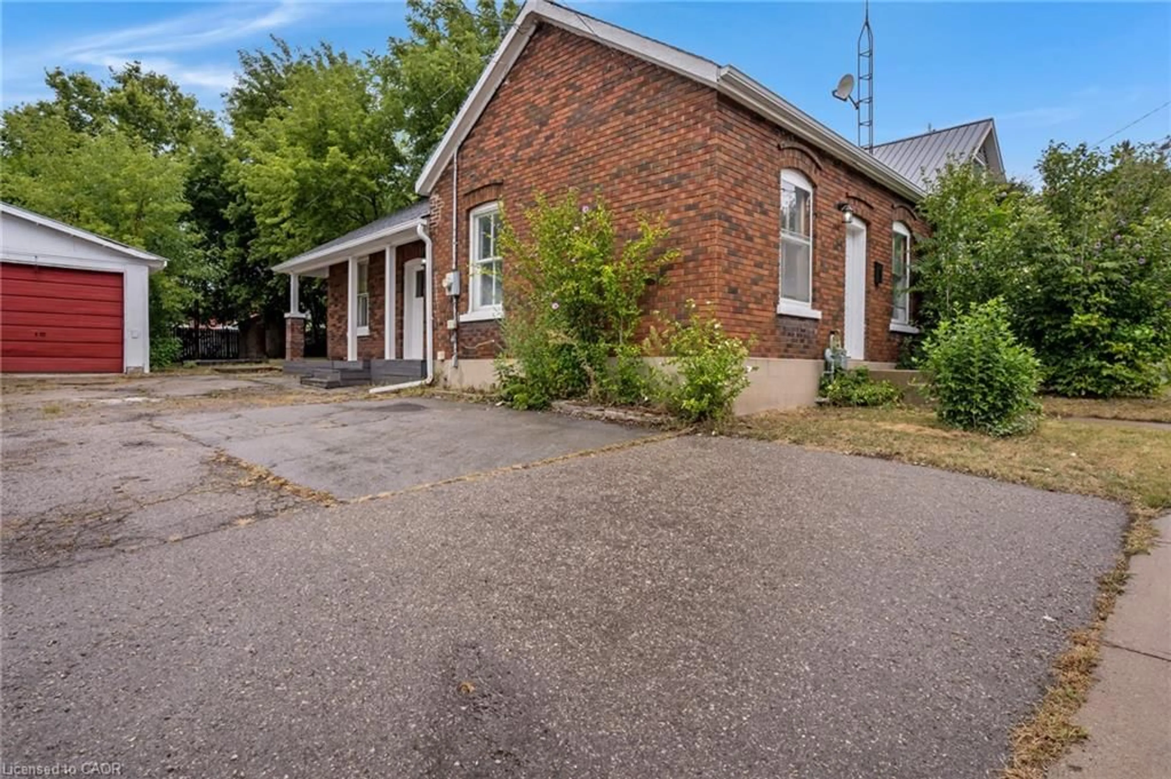 A pic from outside/outdoor area/front of a property/back of a property/a pic from drone, building for 32 Niagara St, Brantford Ontario N3R 4E2