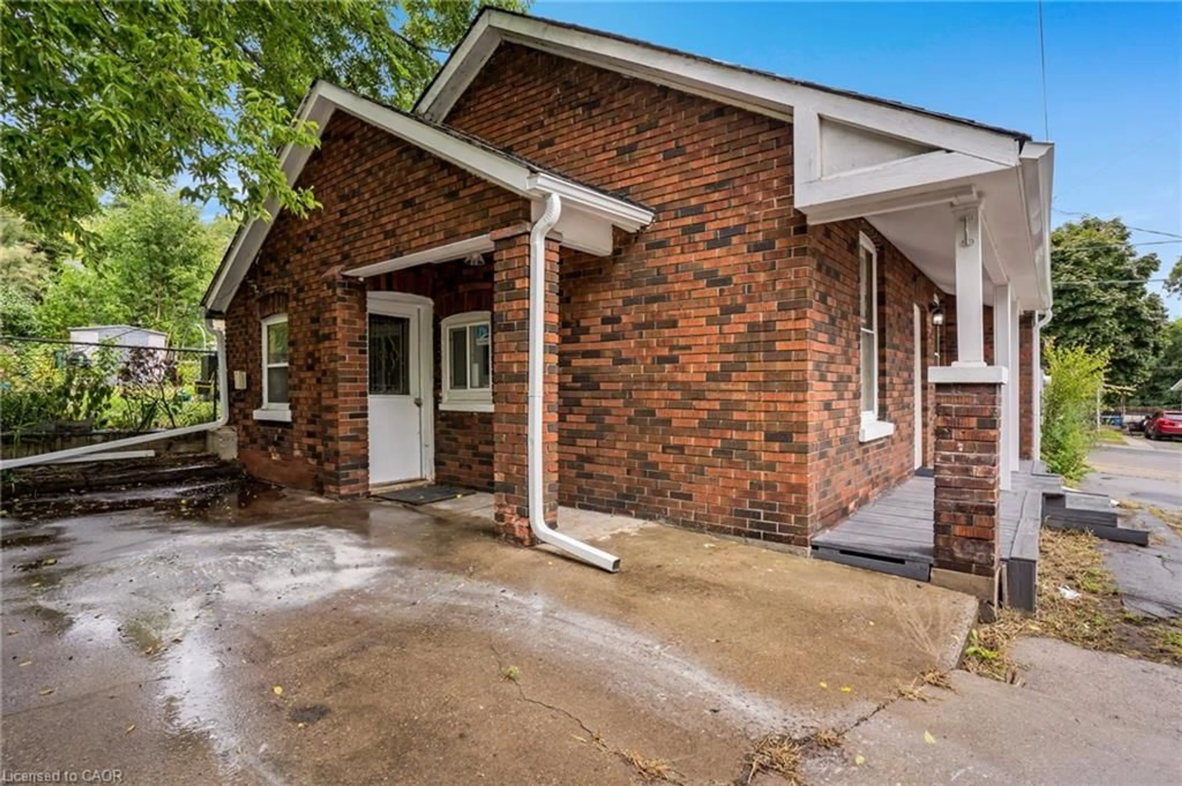 Home with brick exterior material, street for 32 Niagara St, Brantford Ontario N3R 4E2