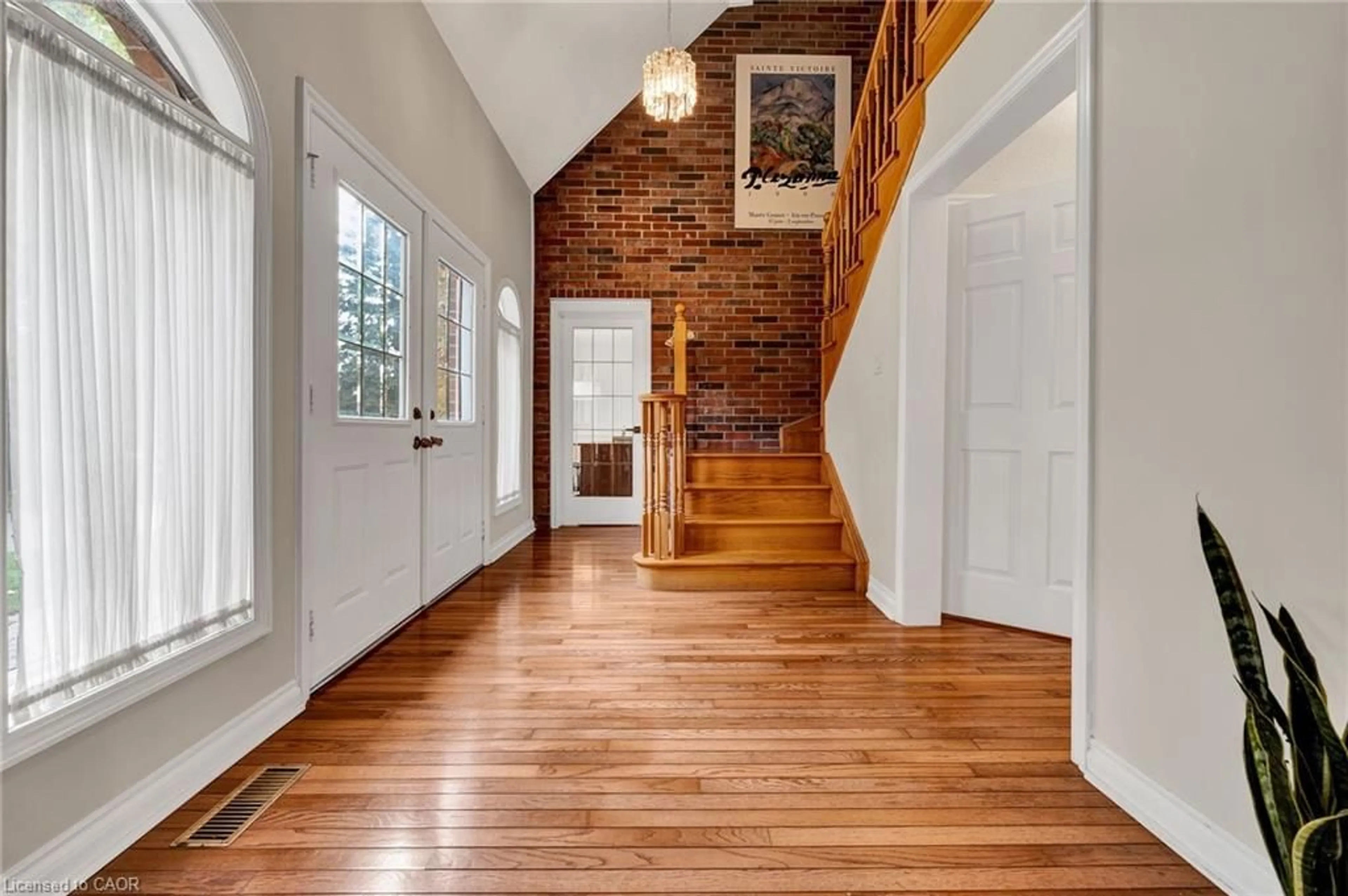 Indoor entryway for 250 Grey Squirrel Pl, Waterloo Ontario N2K 3H9