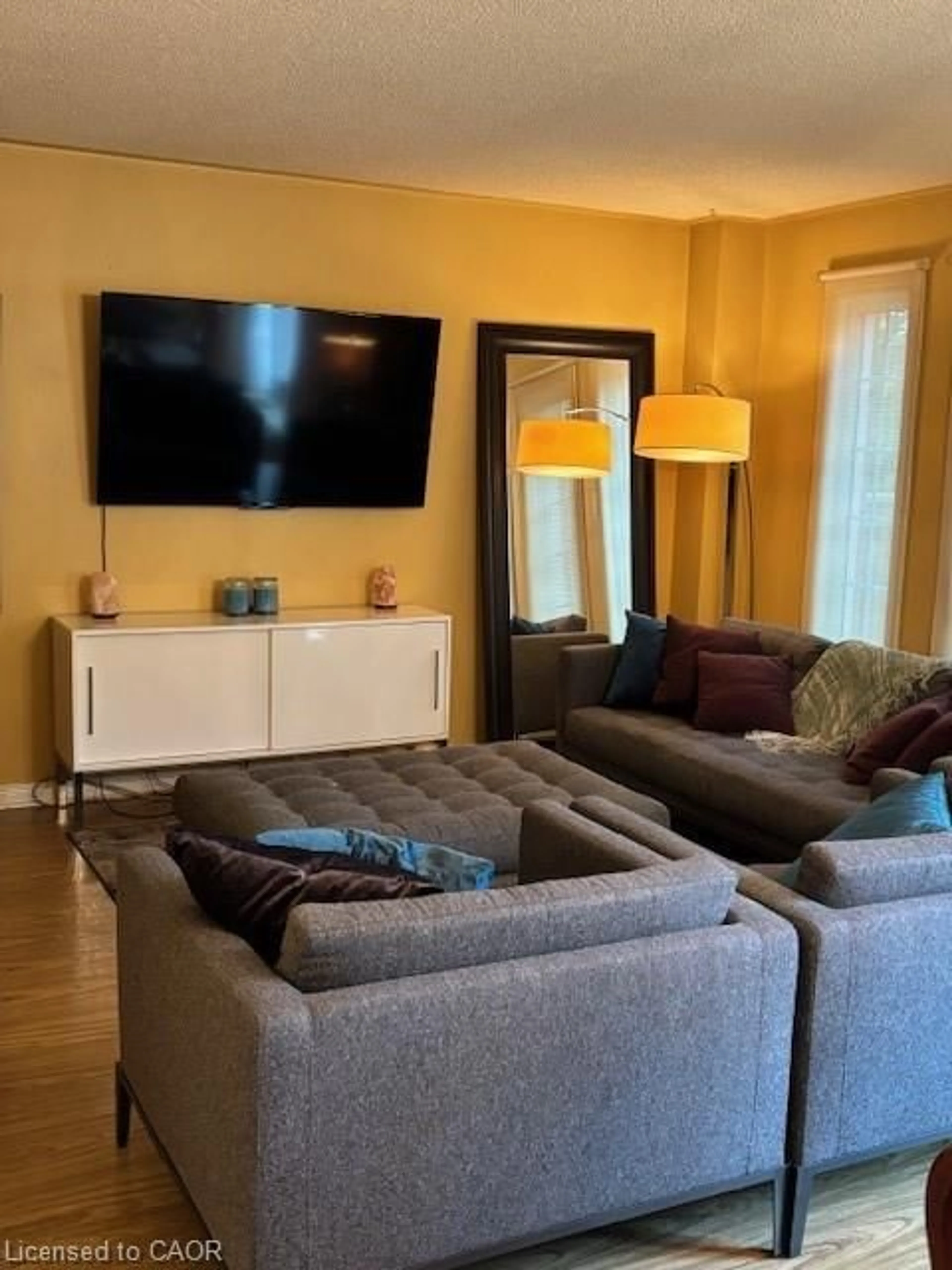 Living room with furniture, unknown for 98 Fellowes Cres, Waterdown Ontario L8B 0M7