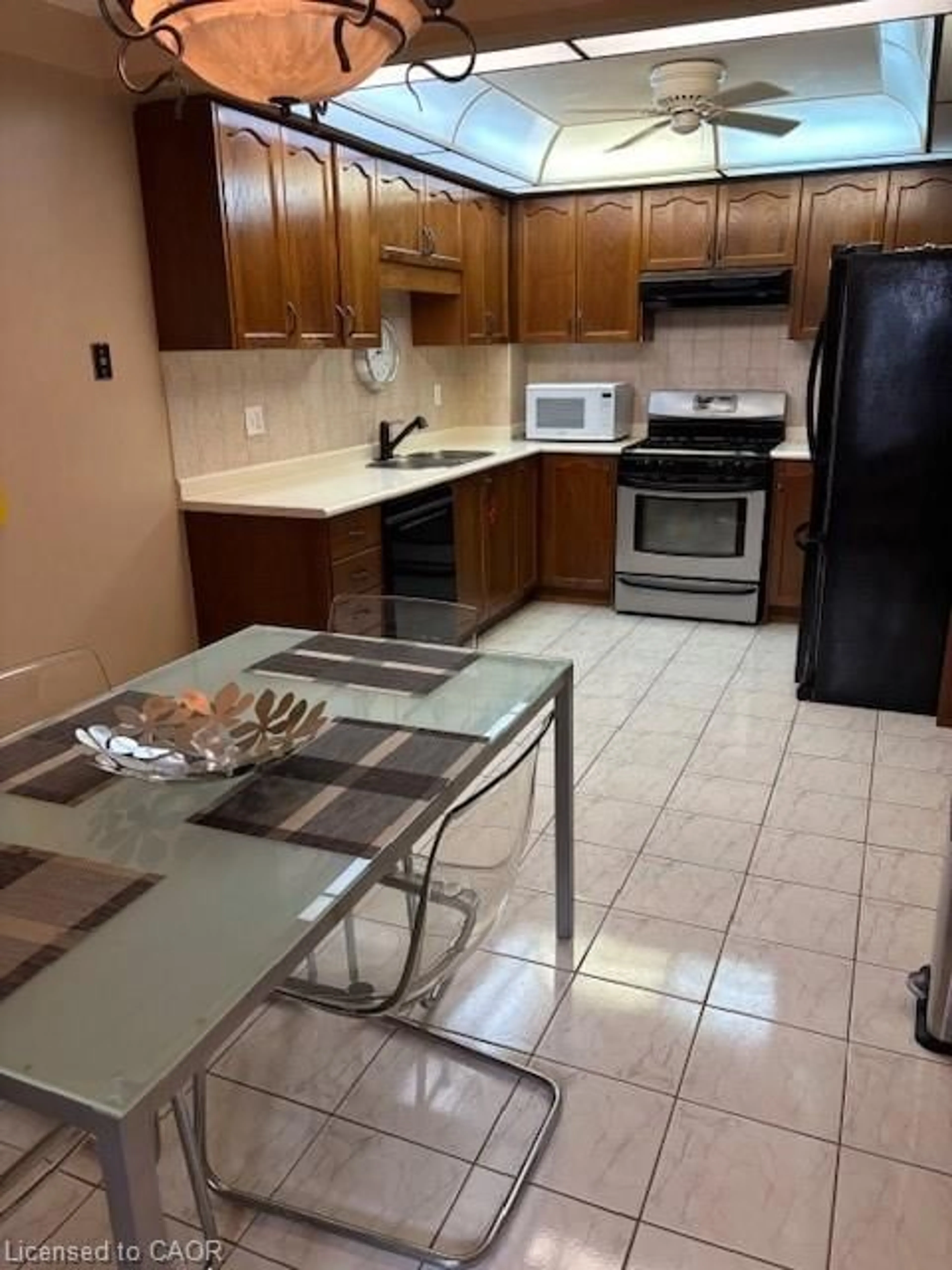 Standard kitchen, ceramic/tile floor for 98 Fellowes Cres, Waterdown Ontario L8B 0M7