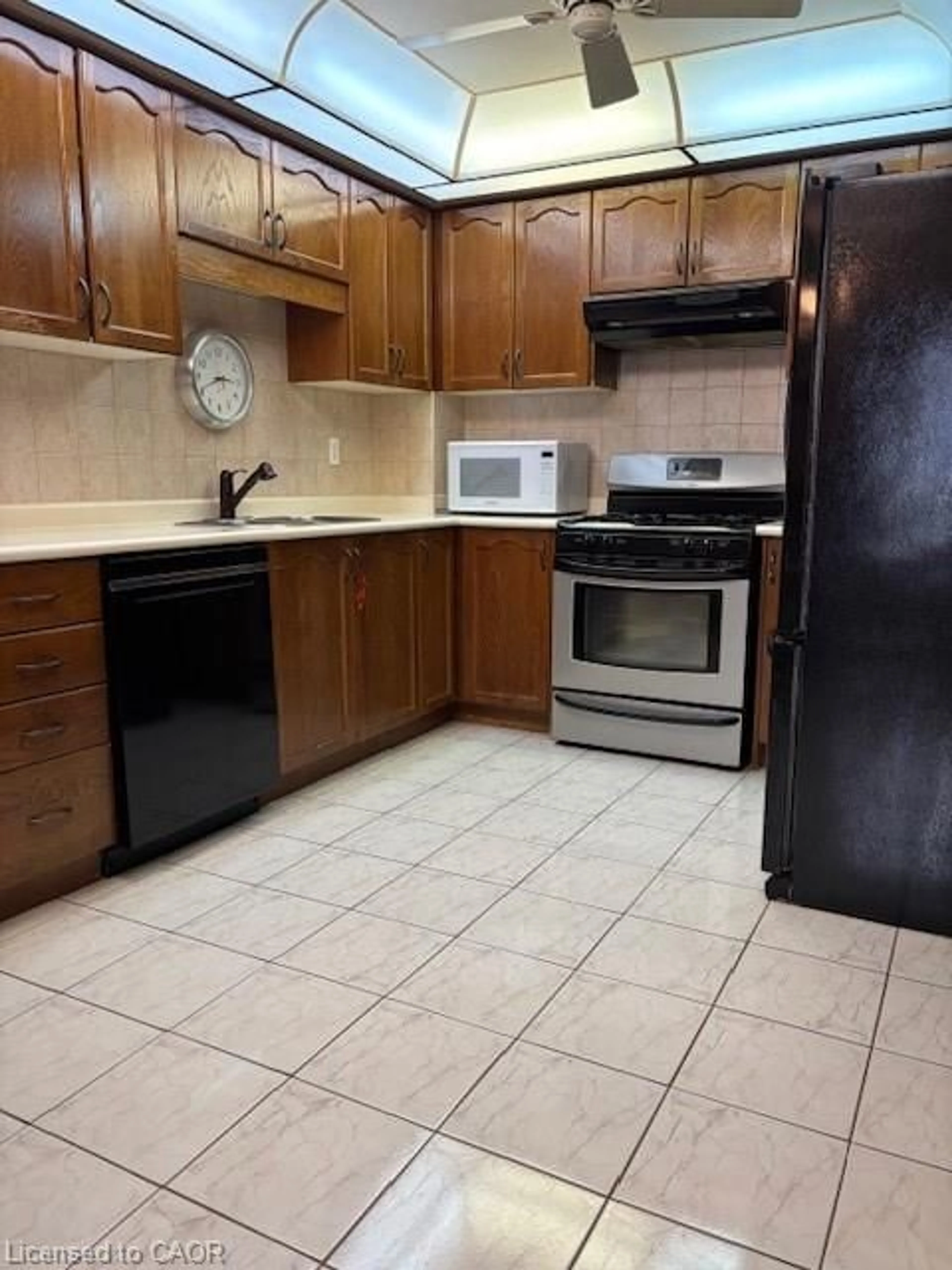 Standard kitchen, unknown for 98 Fellowes Cres, Waterdown Ontario L8B 0M7