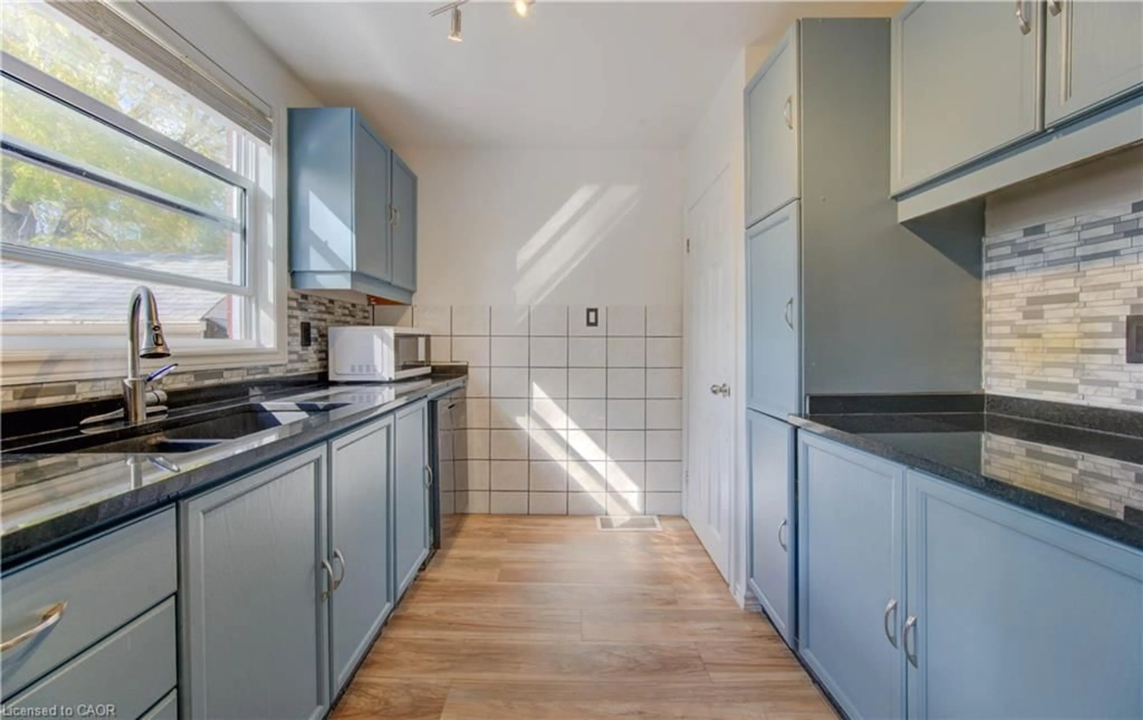 Standard kitchen, unknown for 9 Kehl St, Kitchener Ontario N2M 3T8