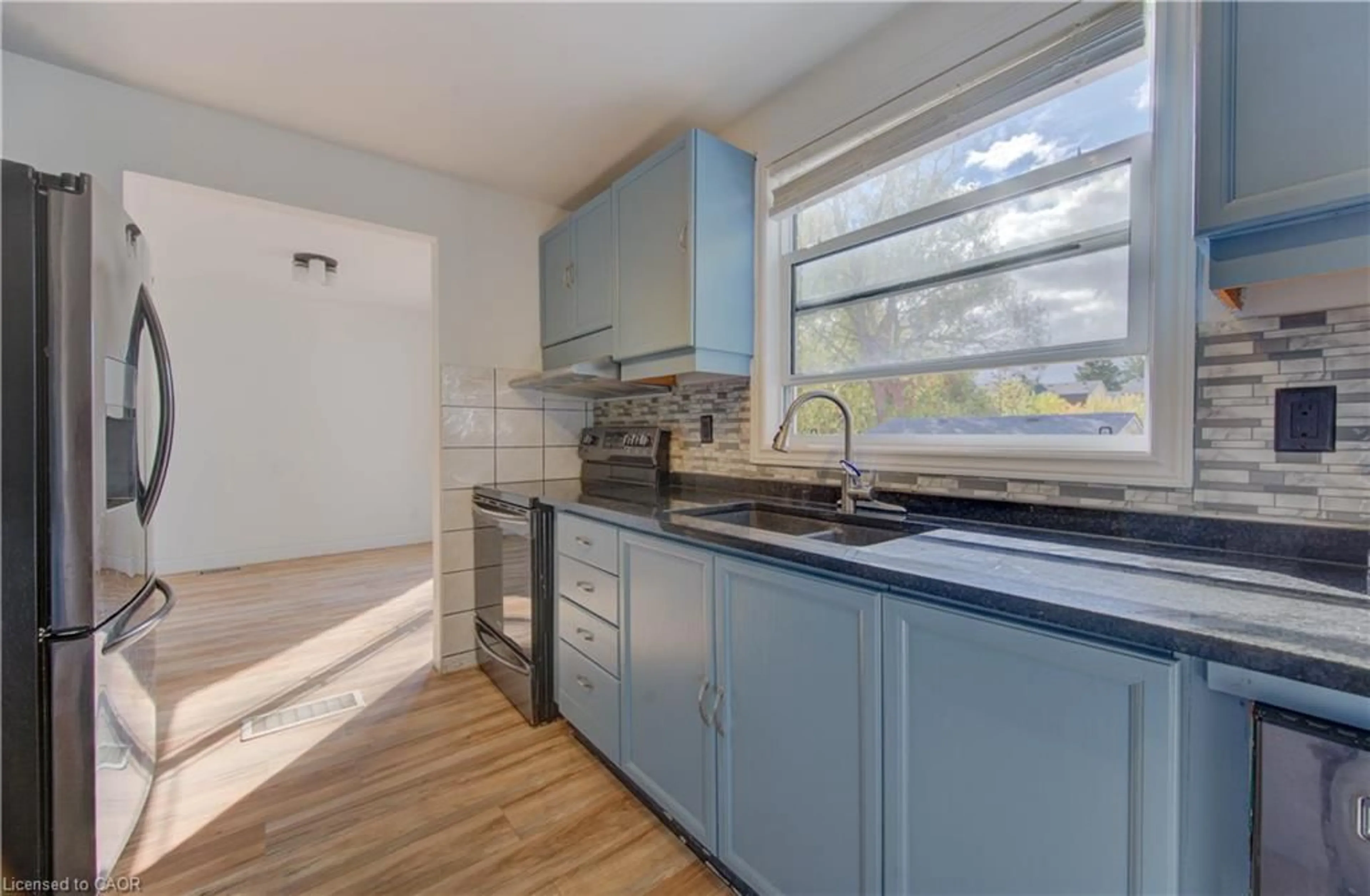 Standard kitchen, unknown for 9 Kehl St, Kitchener Ontario N2M 3T8