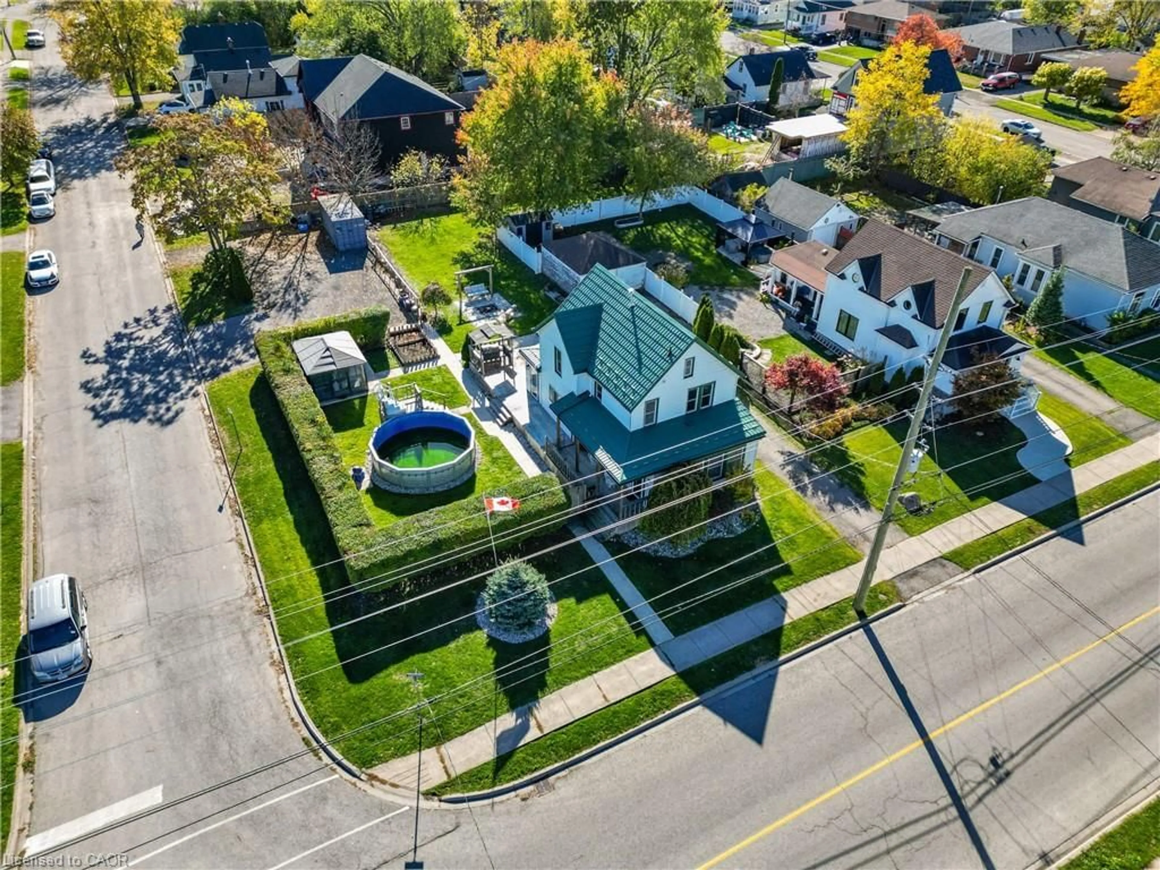 A pic from outside/outdoor area/front of a property/back of a property/a pic from drone, street for 261 Gilmore Rd, Fort Erie Ontario L2A 2M6