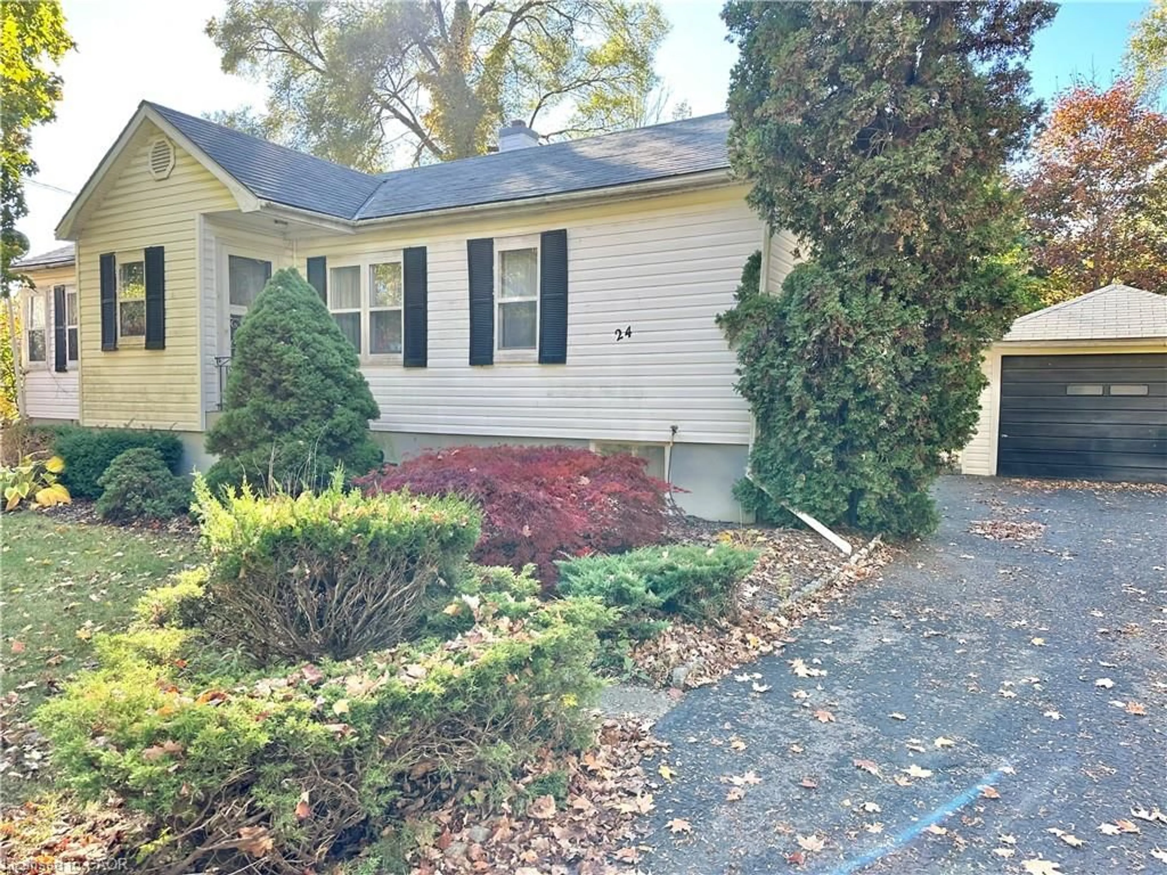 Home with vinyl exterior material, street for 24 Hunt St, Simcoe Ontario N3Y 4J7