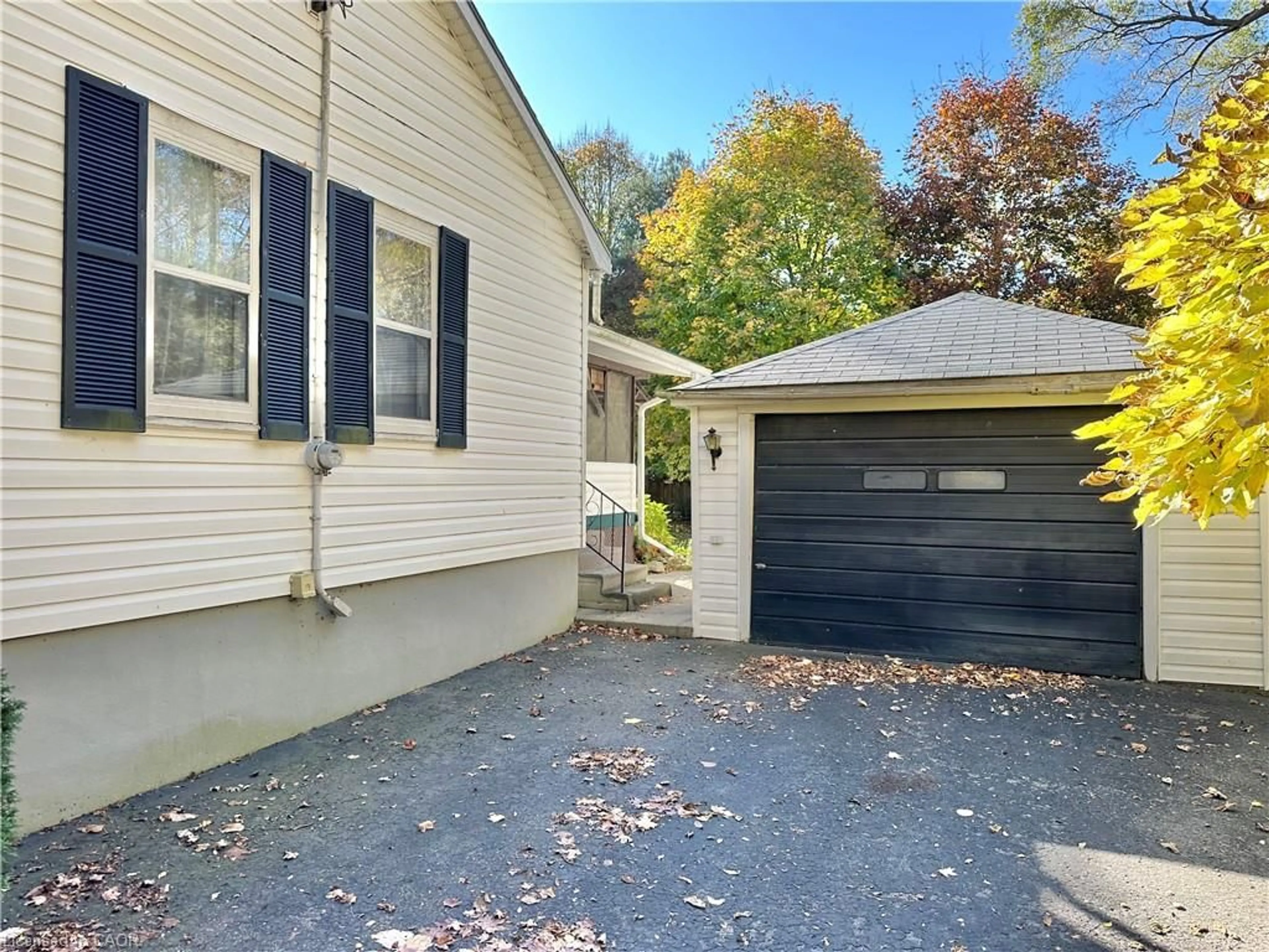 Home with vinyl exterior material, street for 24 Hunt St, Simcoe Ontario N3Y 4J7