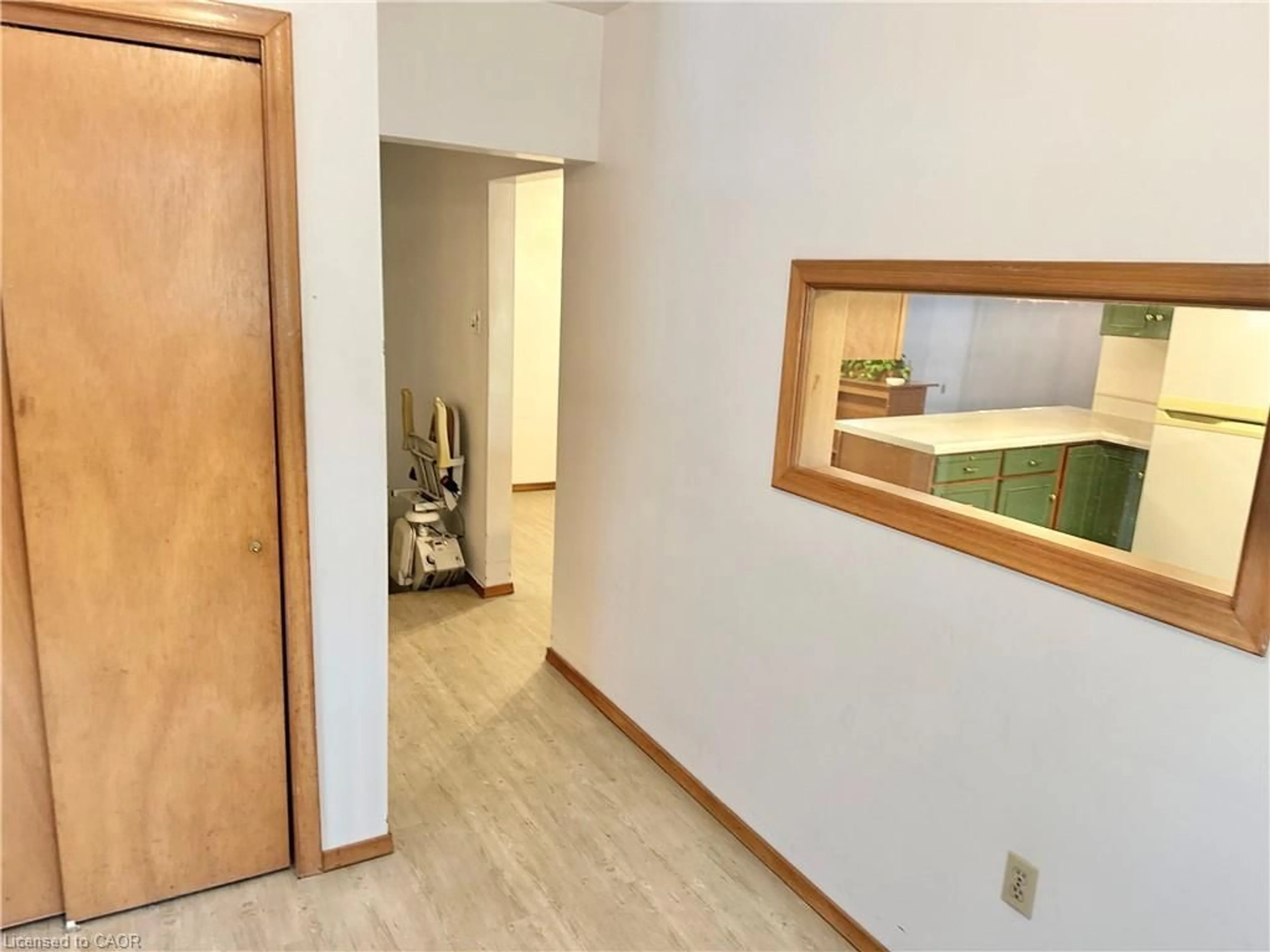 Indoor foyer for 24 Hunt St, Simcoe Ontario N3Y 4J7