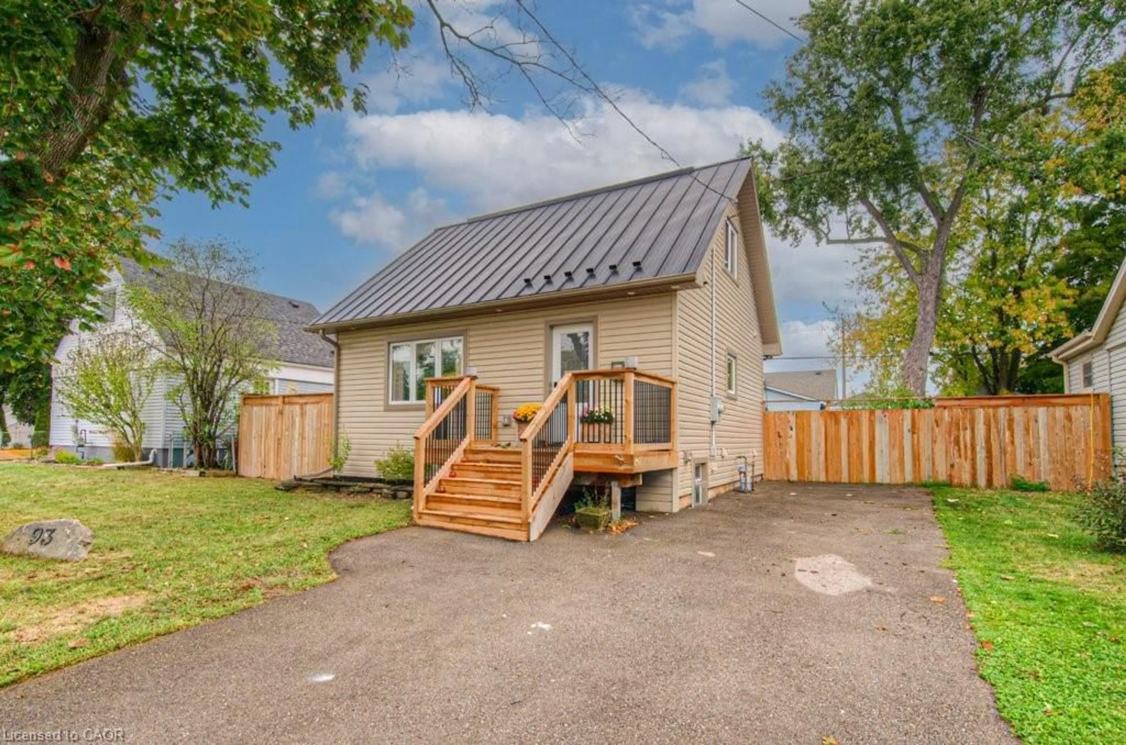 Patio, unknown for 93 Alexander Dr, Brantford Ontario N3T 5C6