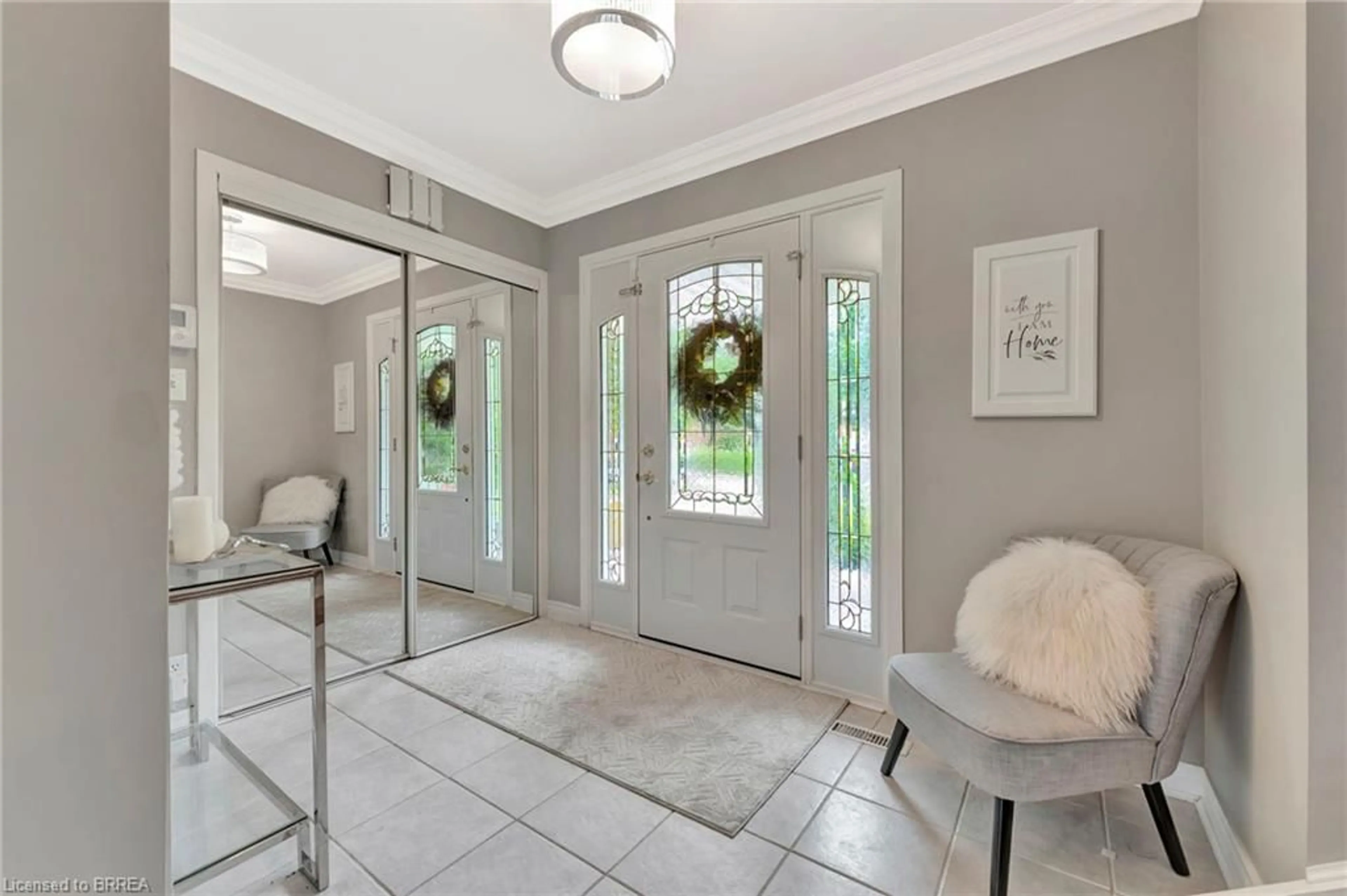 Indoor entryway for 35 Shalfleet Blvd, Brantford Ontario N3R 6L5