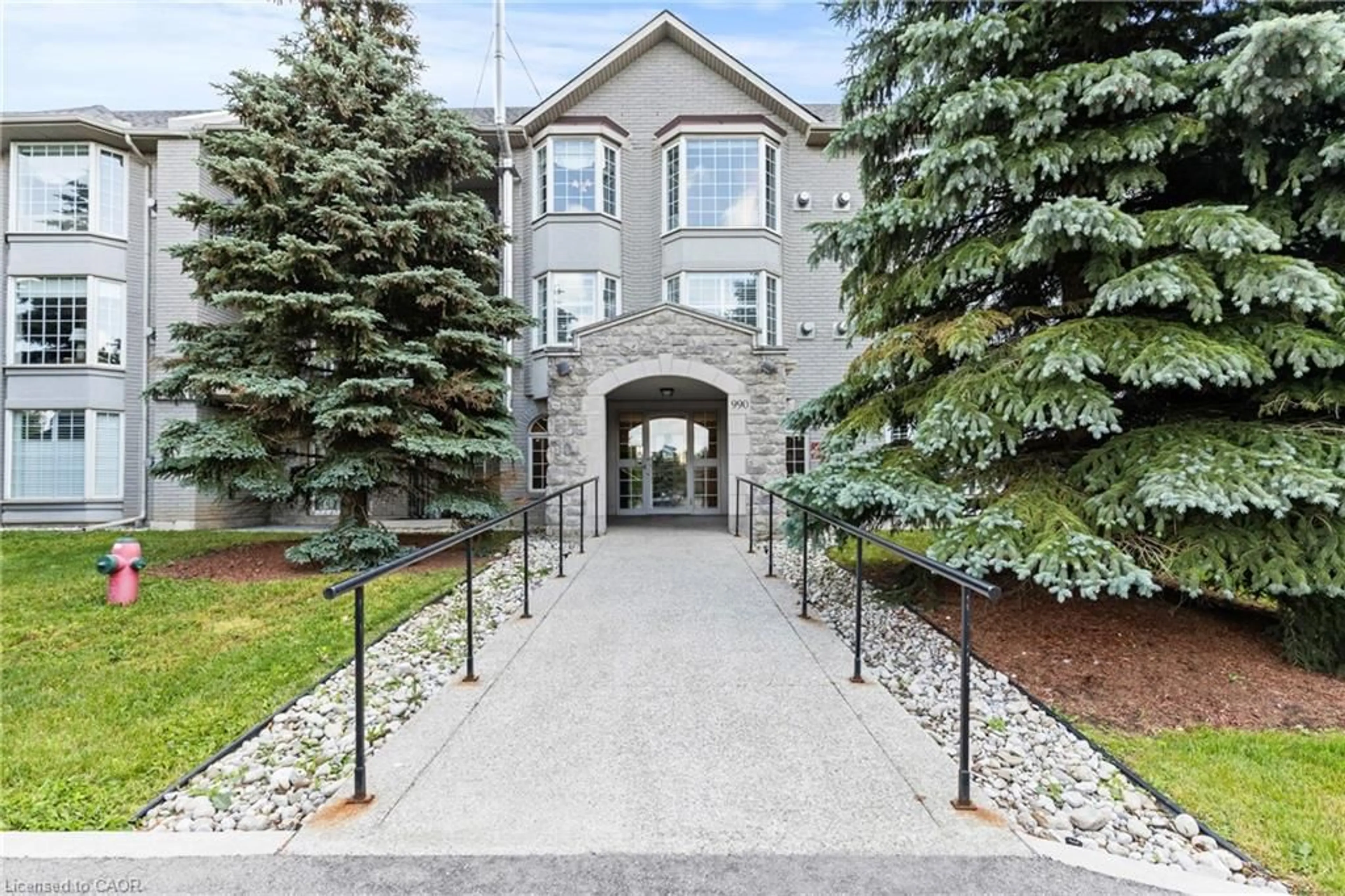 Indoor foyer for 990 Golf Links Rd #301, Ancaster Ontario L9K 1J8