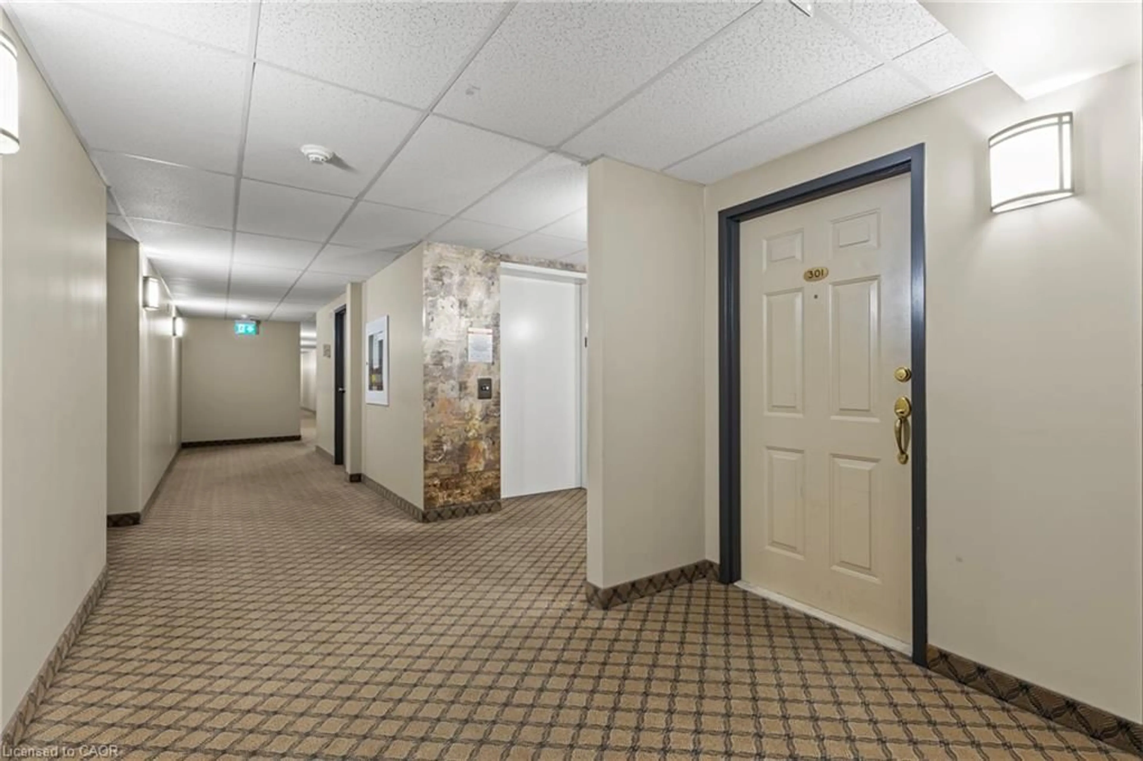 Indoor foyer for 990 Golf Links Rd #301, Ancaster Ontario L9K 1J8