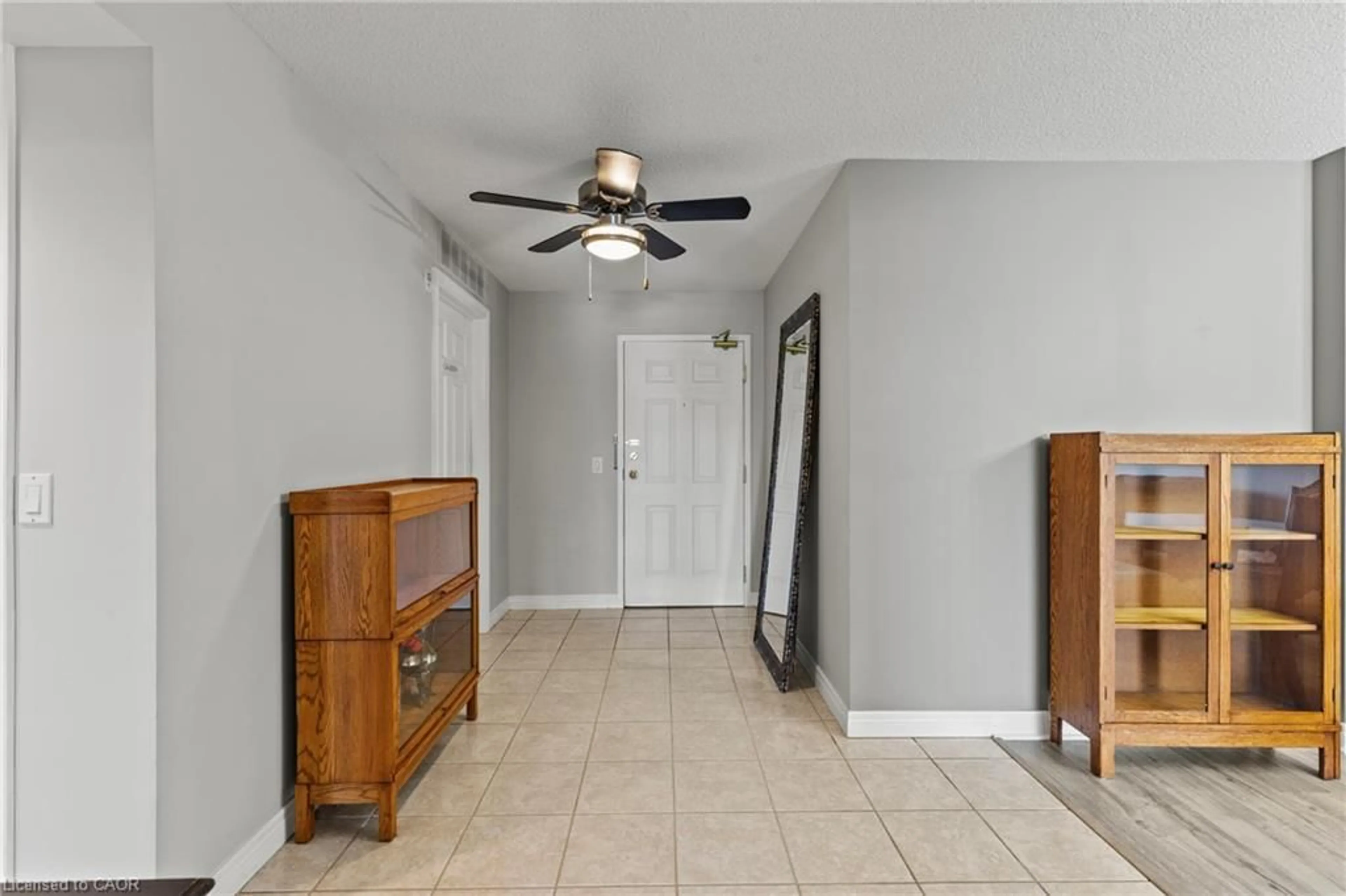 Indoor entryway for 990 Golf Links Rd #301, Ancaster Ontario L9K 1J8