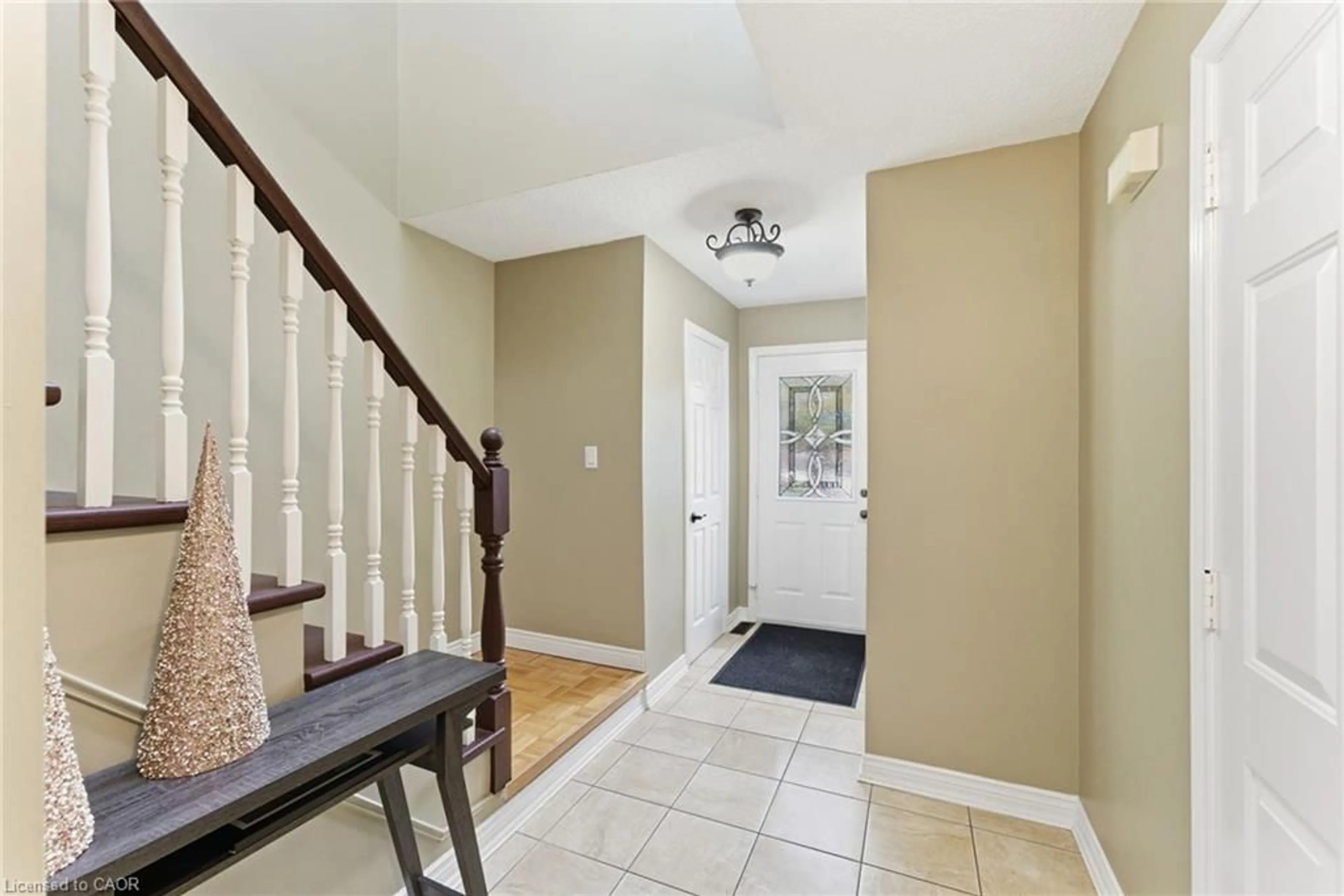 Indoor entryway for 34 Dynasty Ave #33, Stoney Creek Ontario L8G 5C8