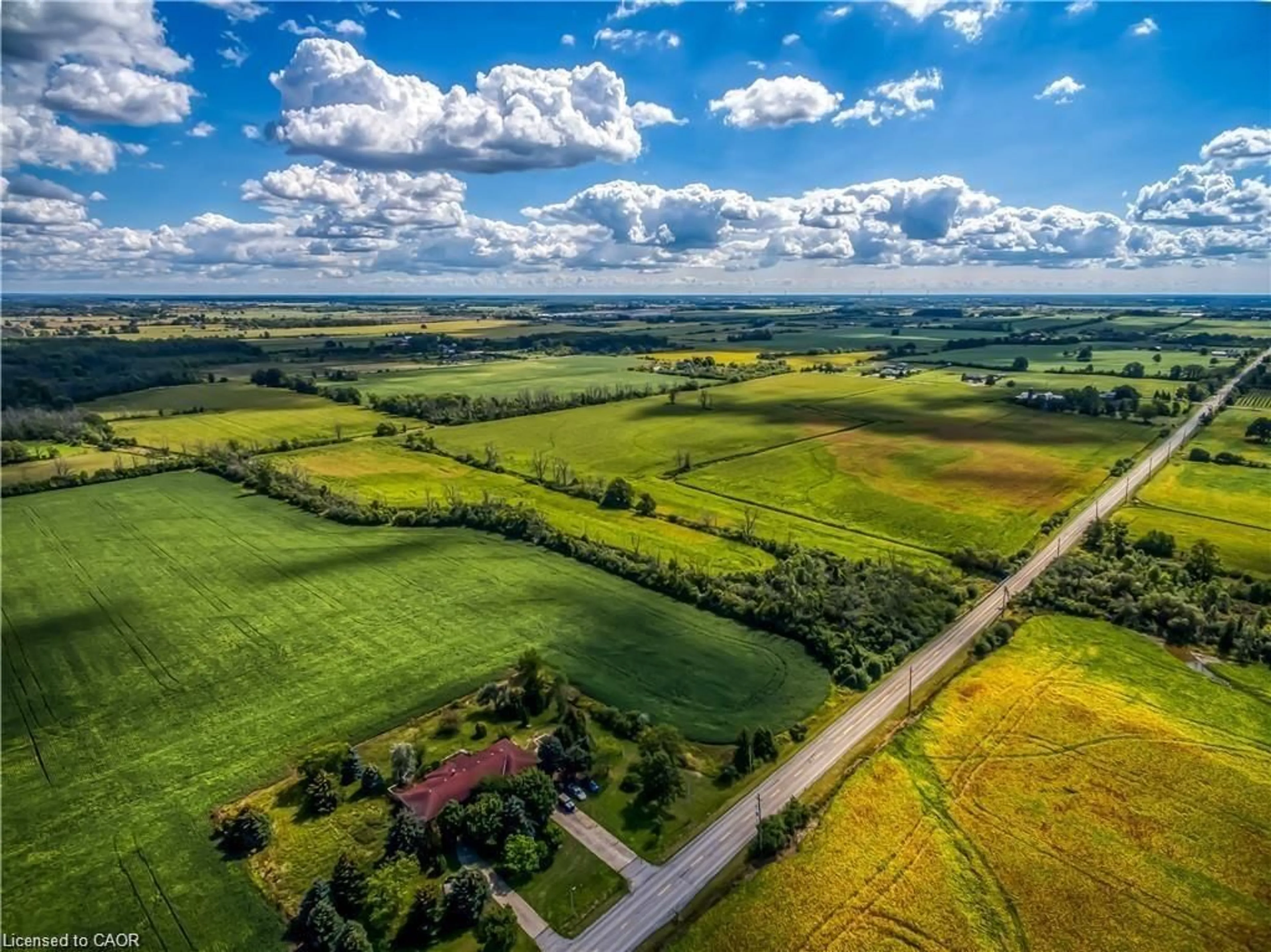 A pic from outside/outdoor area/front of a property/back of a property/a pic from drone, unknown for 406 Tapleytown Rd, Hamilton Ontario L8J 3K6