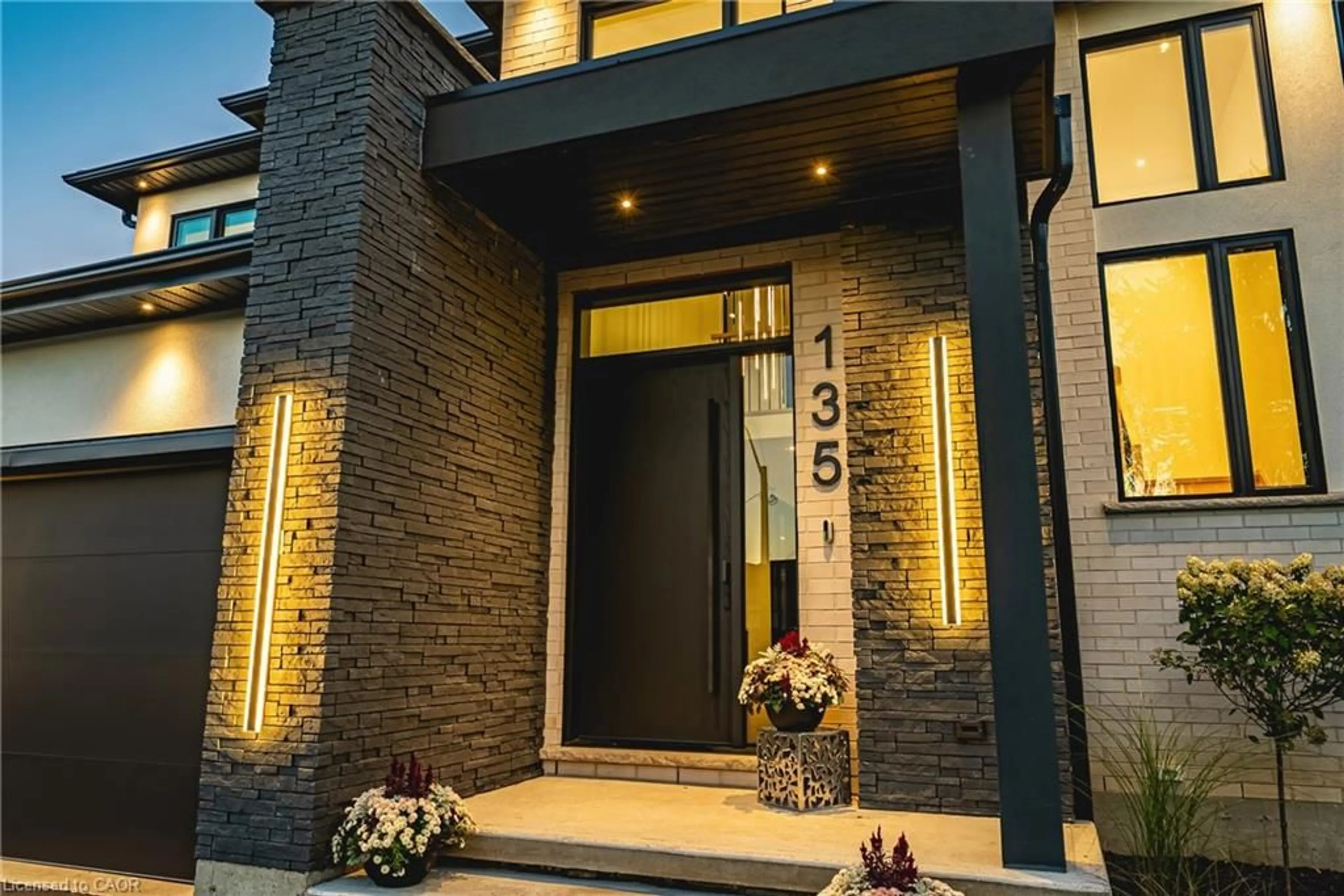 Indoor entryway for 135 Eleanor Ave, Hamilton Ontario L8W 1C7