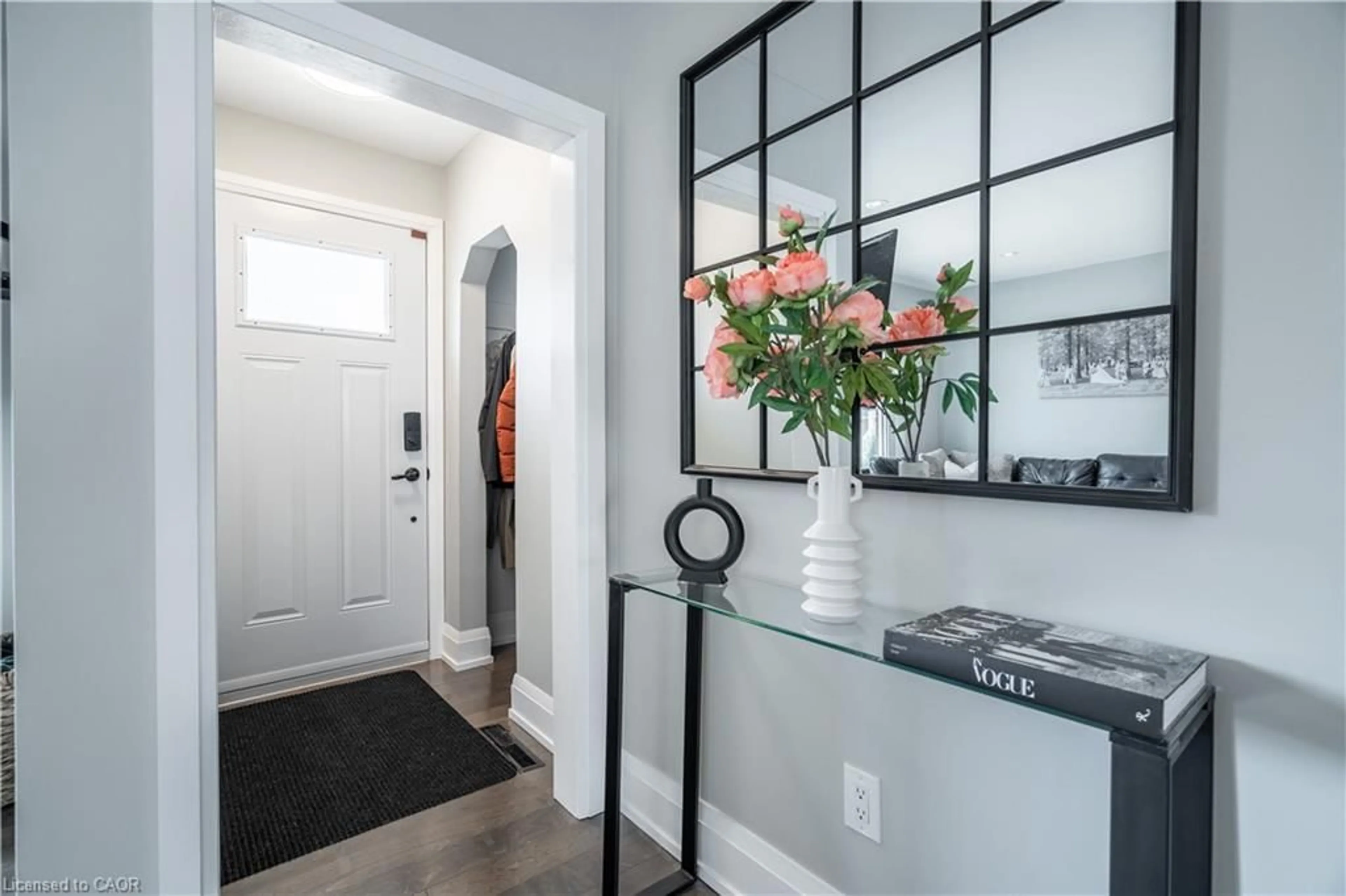 Indoor entryway for 14 Milton Rd, St. Catharines Ontario L2P 3E8