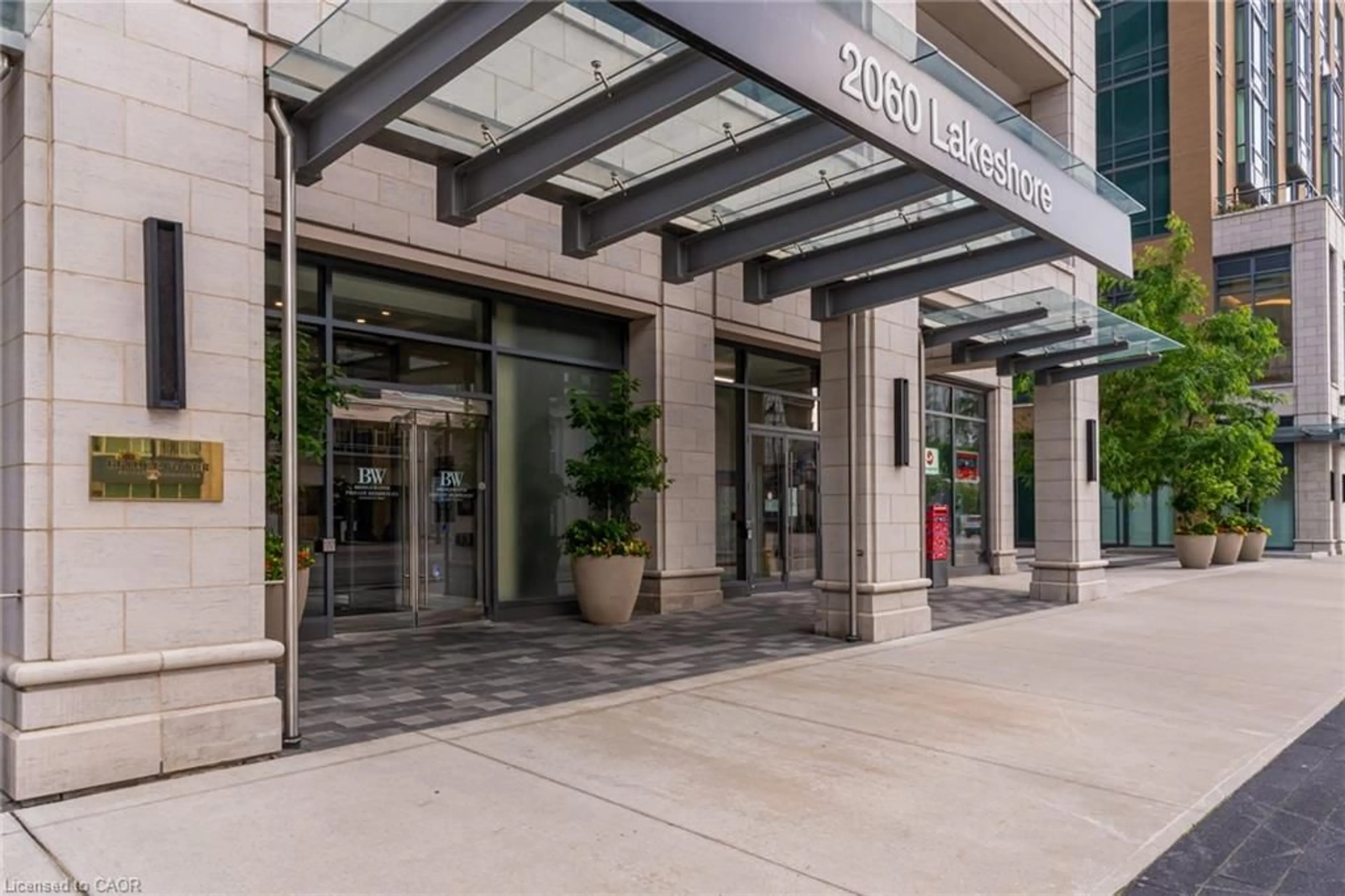 Indoor foyer for 2060 Lakeshore Rd #308, Burlington Ontario L7R 0G2