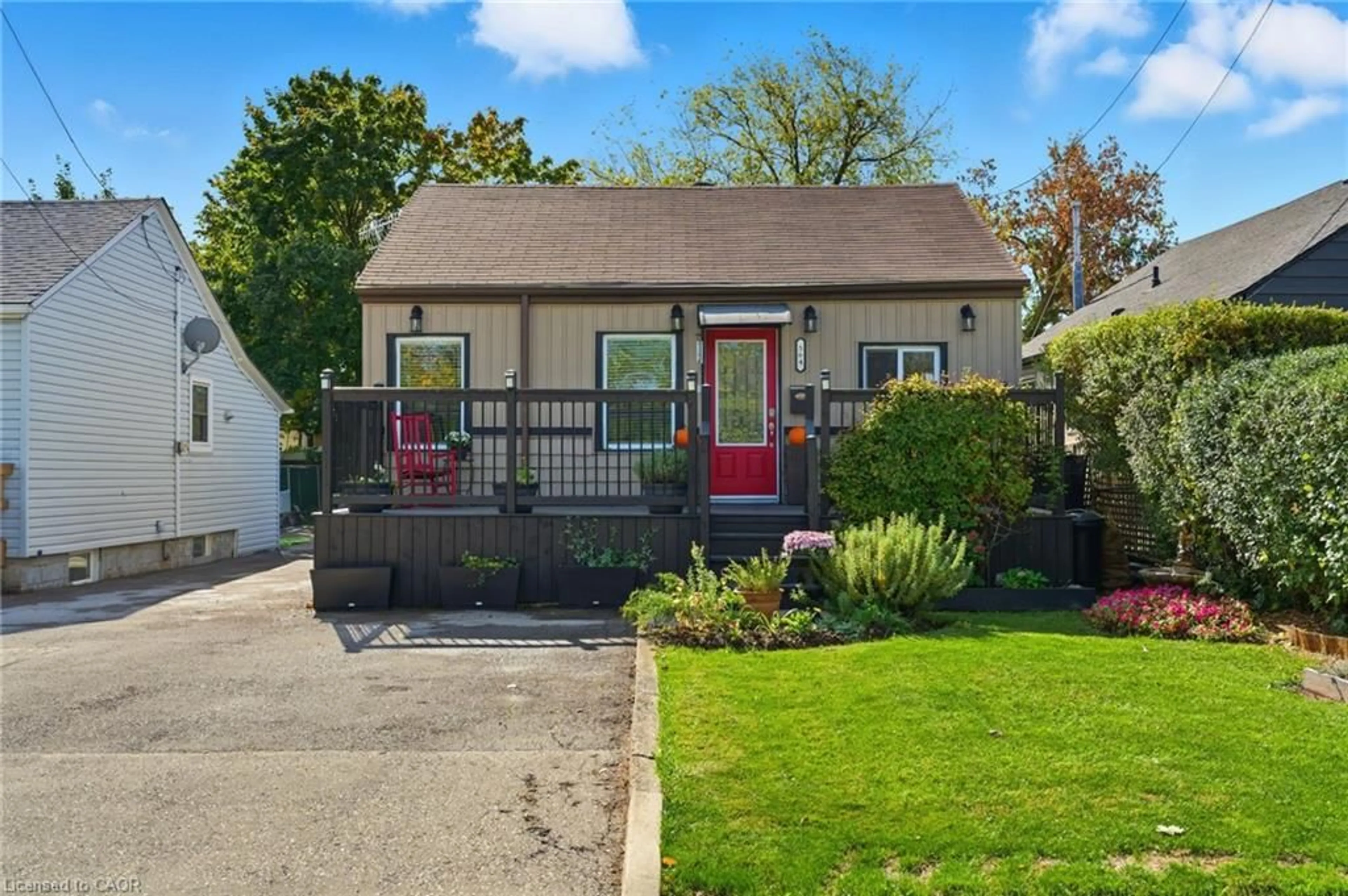 Home with vinyl exterior material, street for 564 Walmer Rd, Hamilton Ontario L8H 3E7