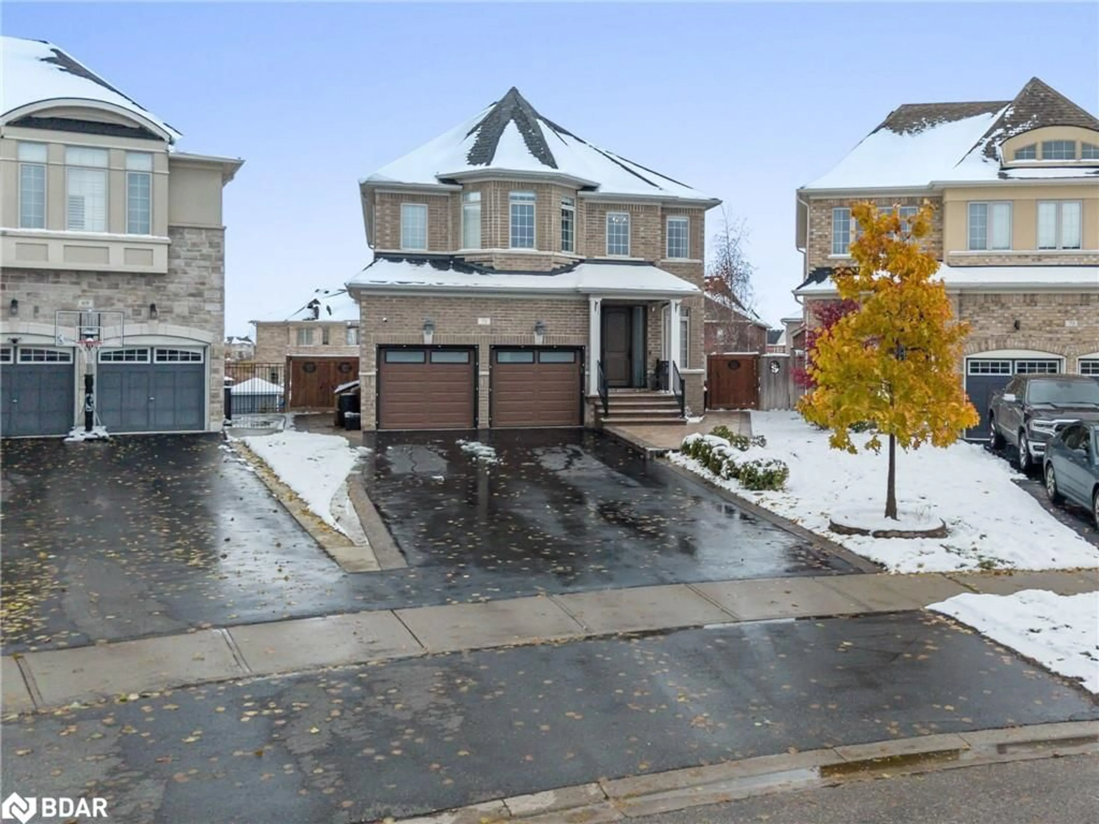 A pic from outside/outdoor area/front of a property/back of a property/a pic from drone, street for 71 Northwest Crt, Georgetown Ontario L7G 0K7