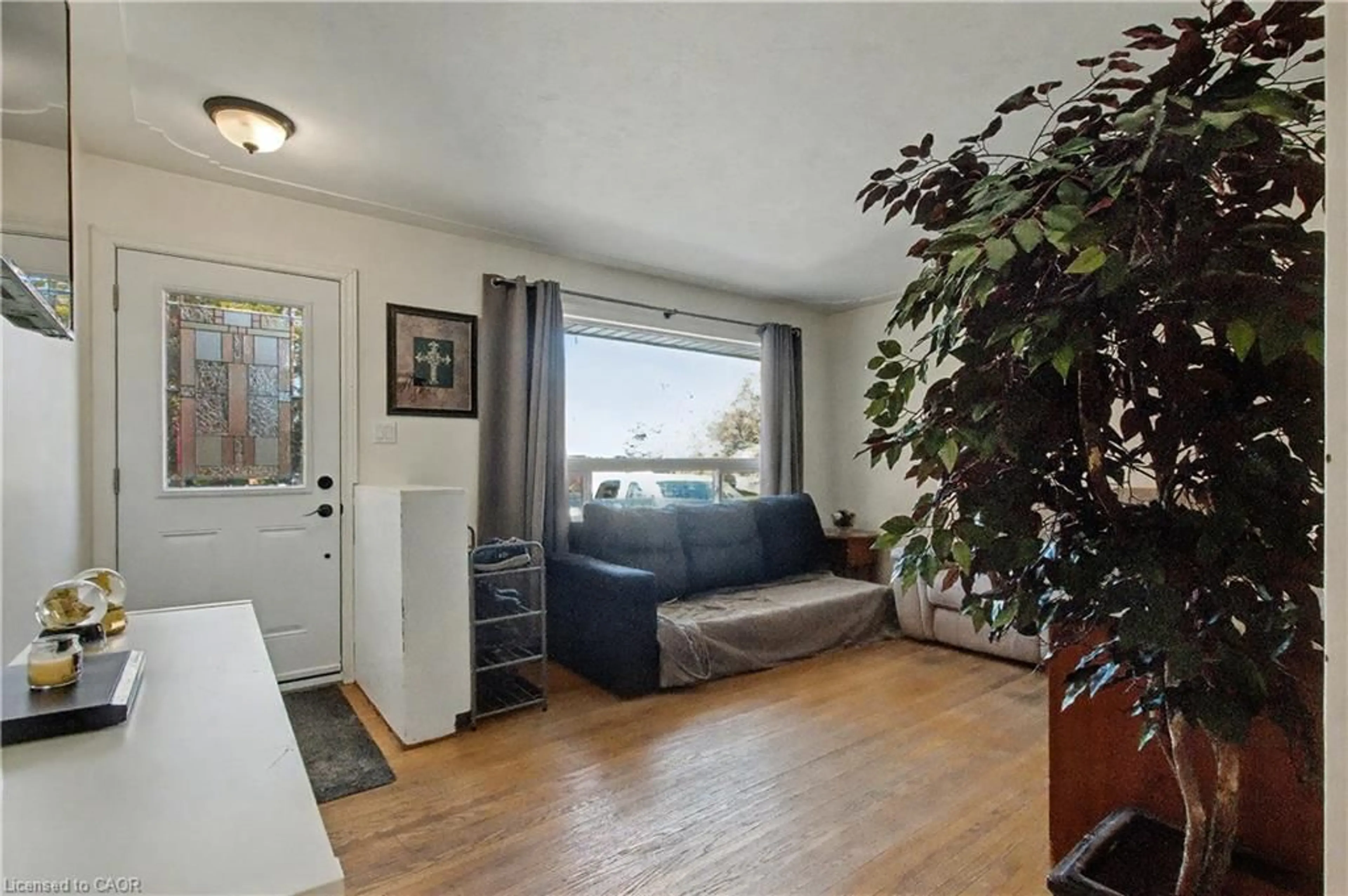 Living room with furniture, wood/laminate floor for 55 Highman Ave, Cambridge Ontario N1R 3M1