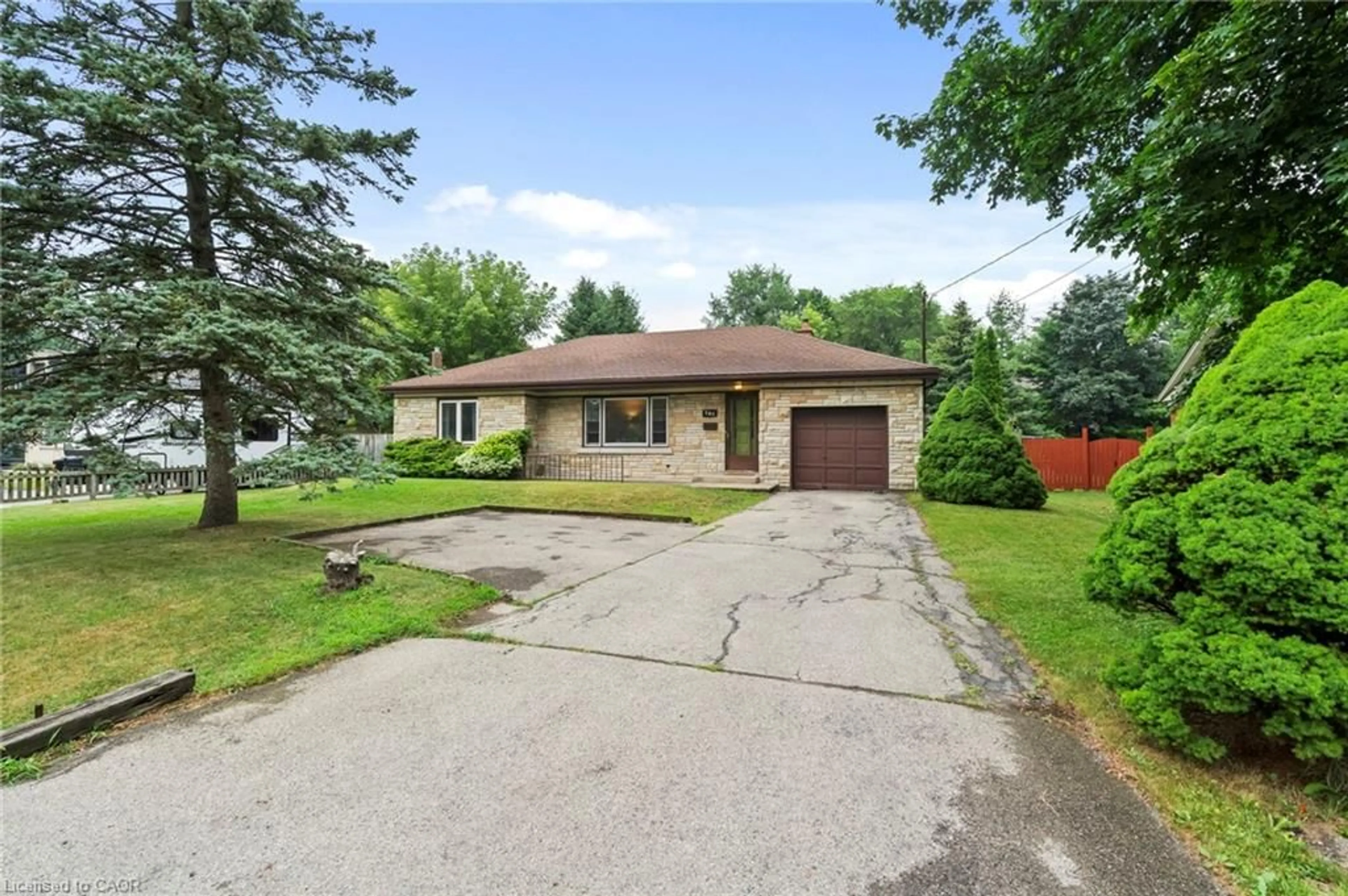 A pic from outside/outdoor area/front of a property/back of a property/a pic from drone, street for 265 Fiddlers Green Rd, Ancaster Ontario L9G 1W9