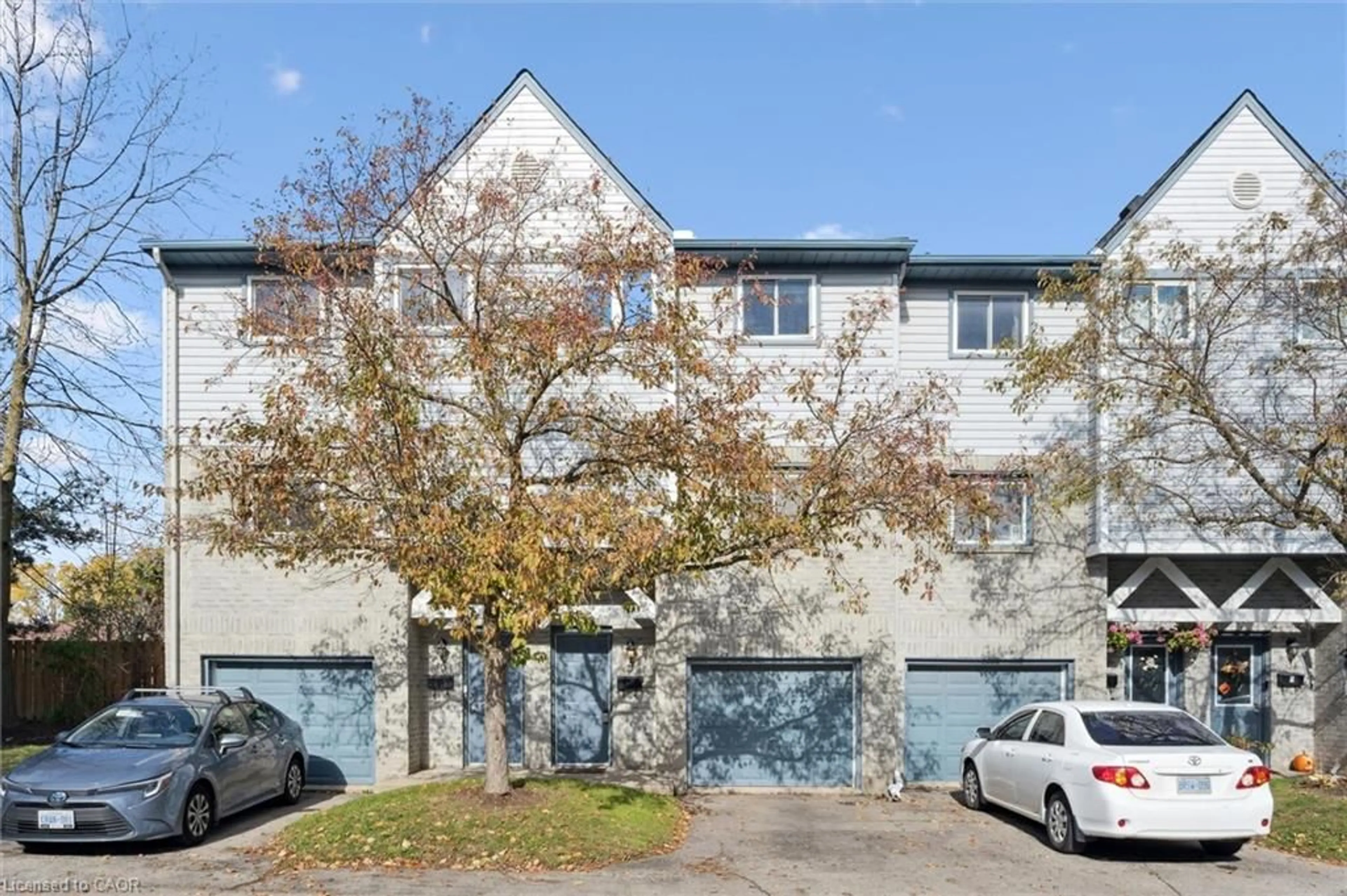 A pic from outside/outdoor area/front of a property/back of a property/a pic from drone, street for 589 Beechwood Dr #5, Waterloo Ontario N2T 2K9