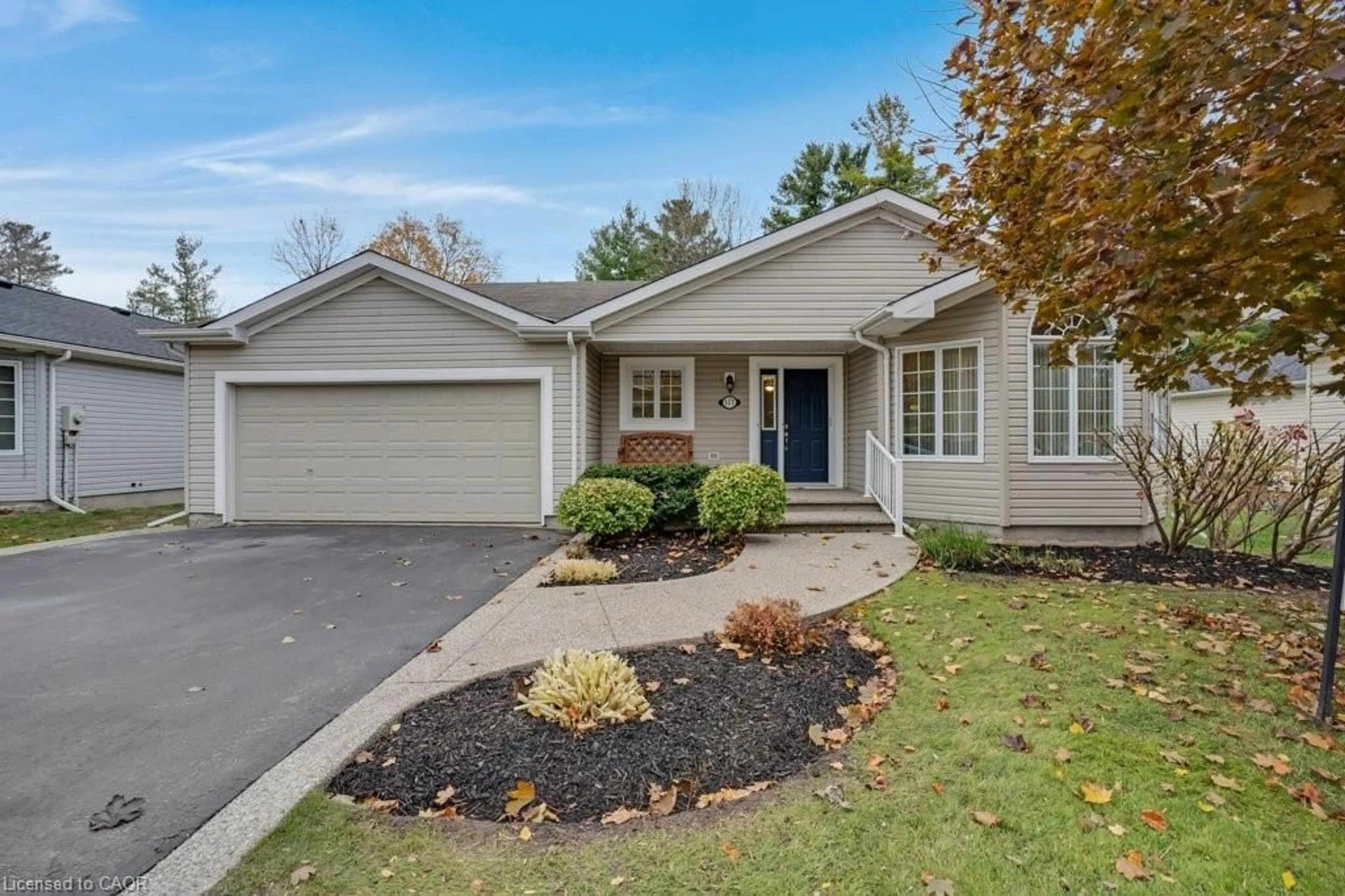 Home with vinyl exterior material, street for 117 Bushmill Cir, Freelton Ontario L8B 1A5