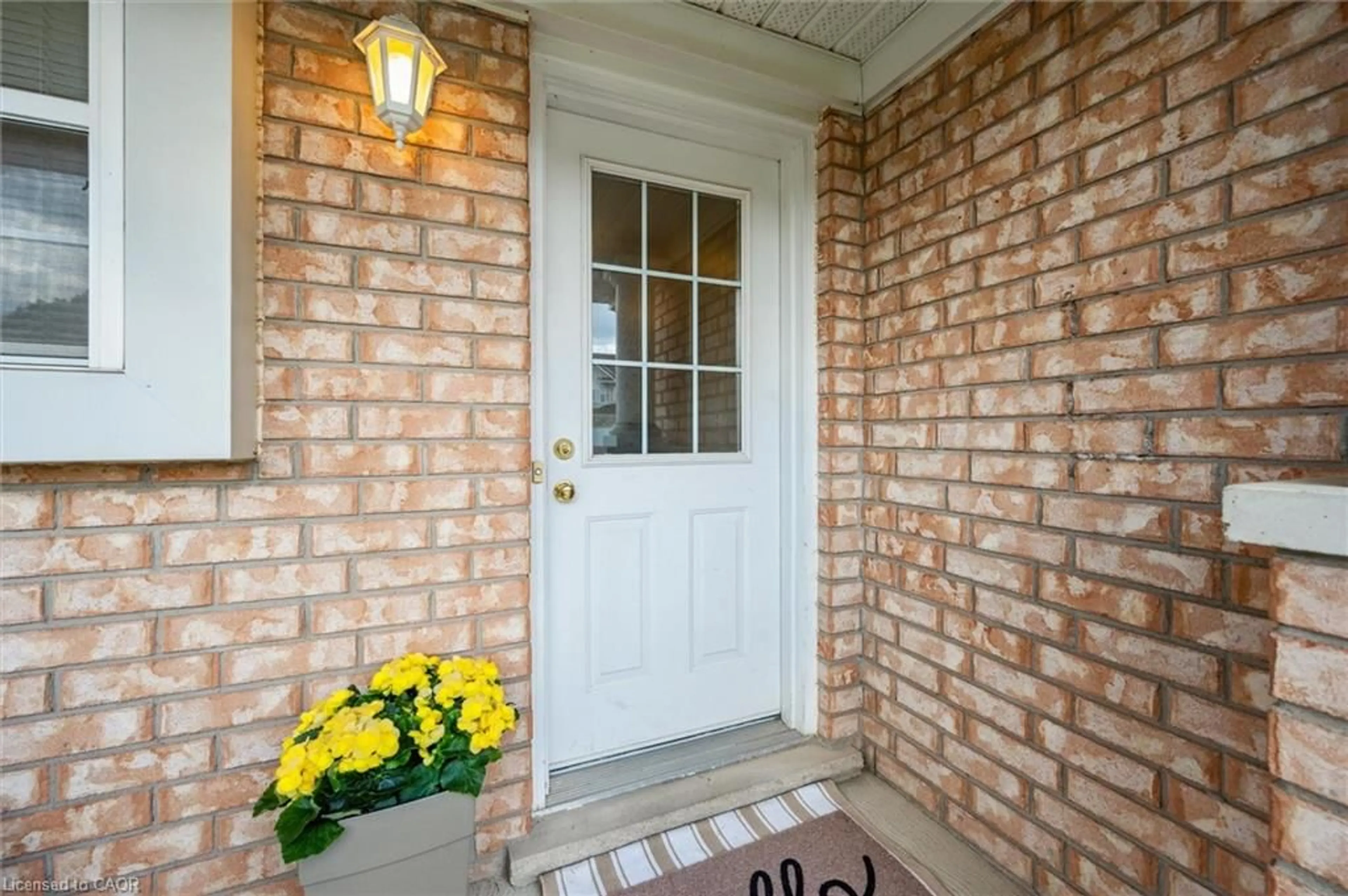 Indoor entryway for 566 Bonavista Dr, Waterloo Ontario N2K 3Z7