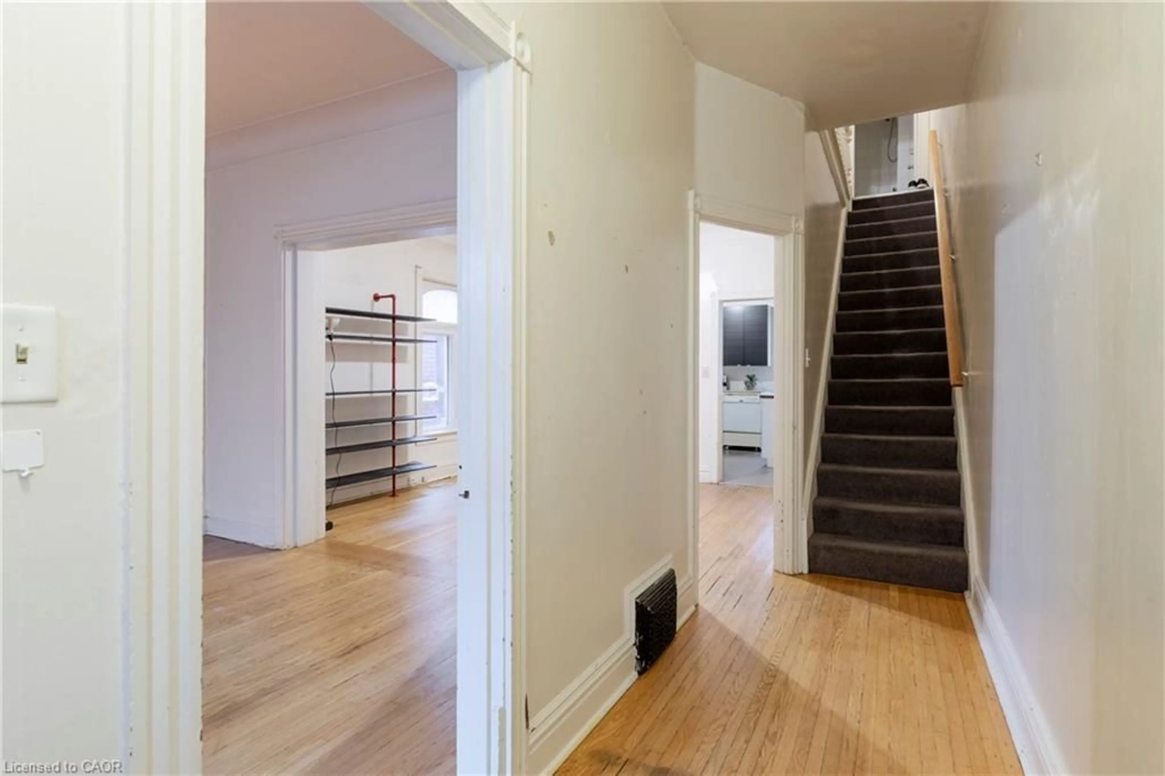 Indoor foyer for 40 Century St, Hamilton Ontario L8L 1V8