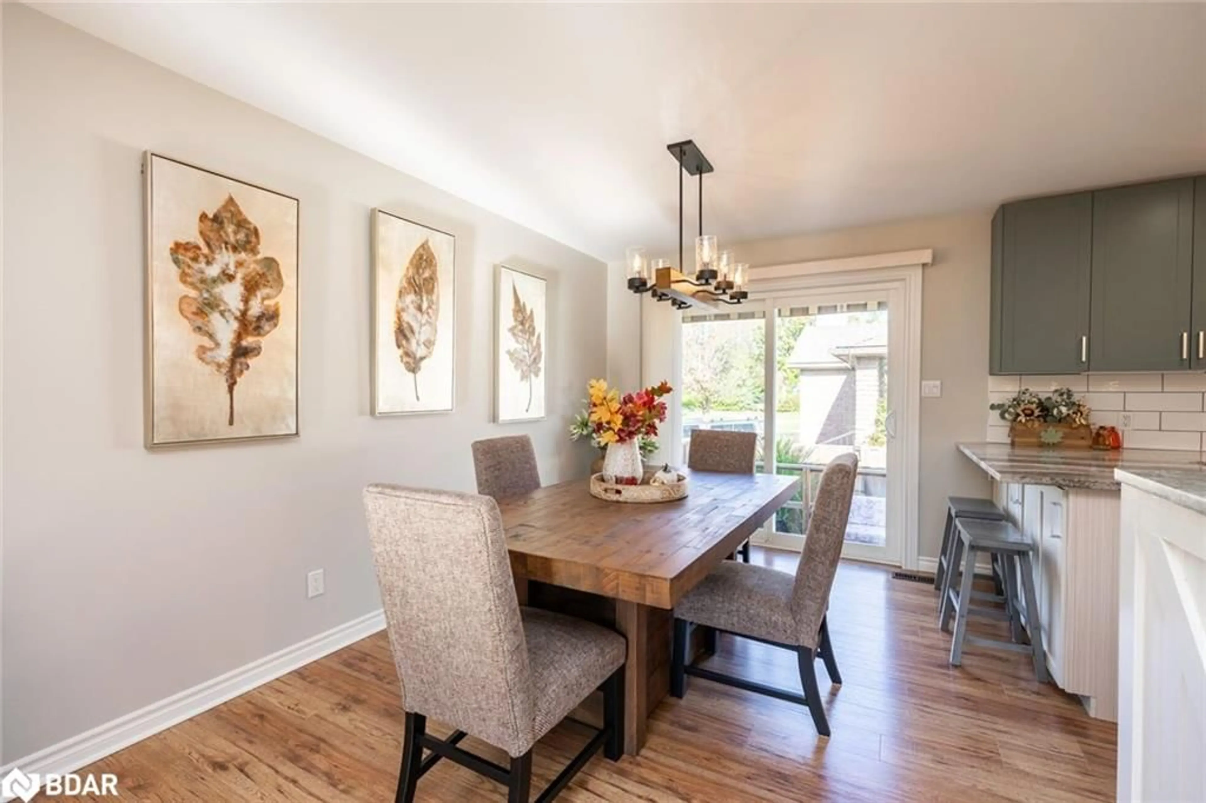 Dining room, wood/laminate floor for 17 Bertram Dr, Elmvale Ontario L0L 1P0