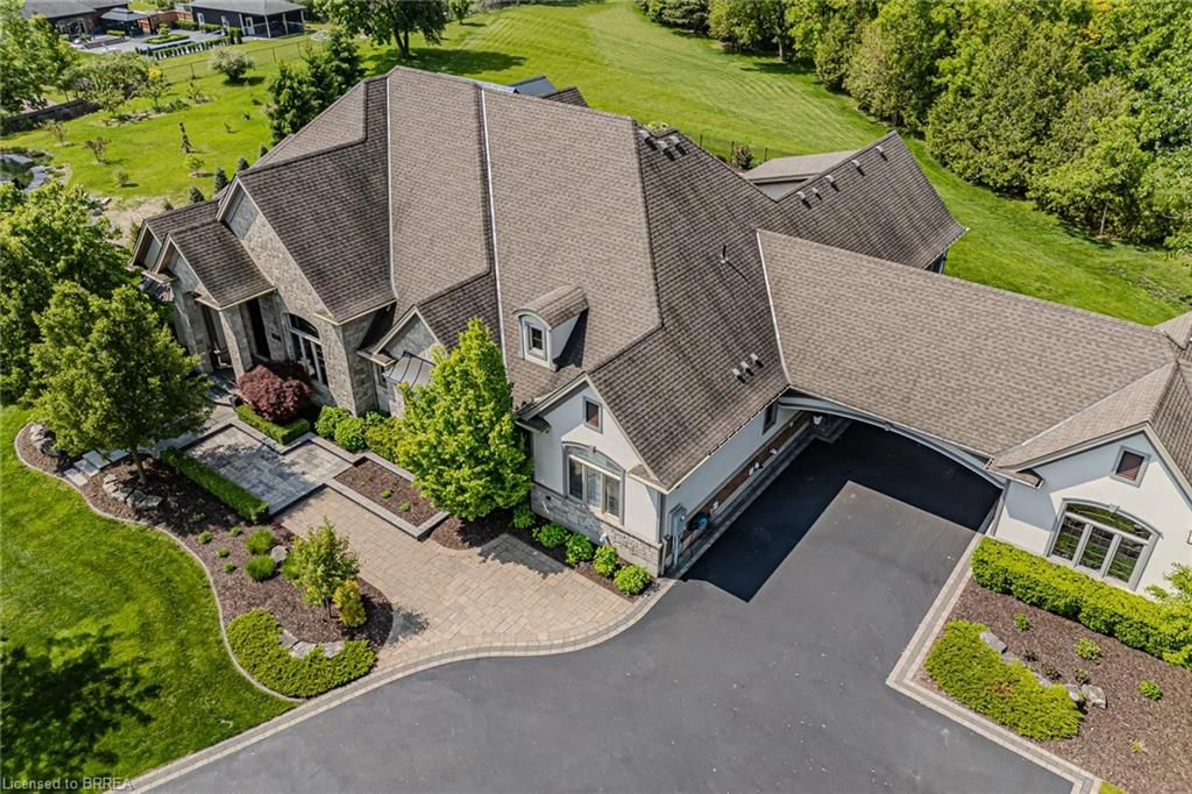 A pic from outside/outdoor area/front of a property/back of a property/a pic from drone, mountain view for 29 Wallace Crt, Brantford Ontario N3T 5L7