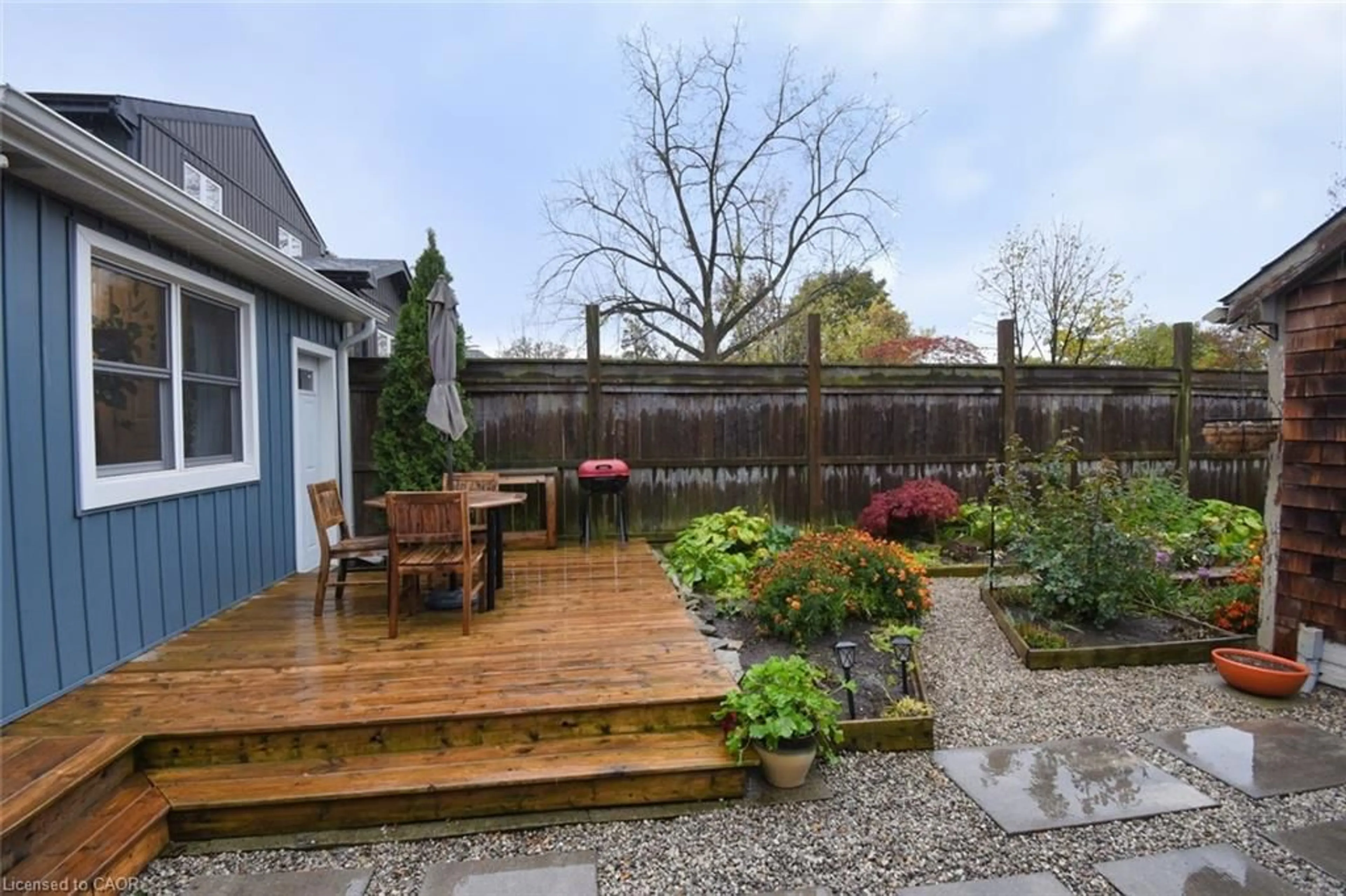 Patio, street for 206 East 8th St, Hamilton Ontario L9A 3L8
