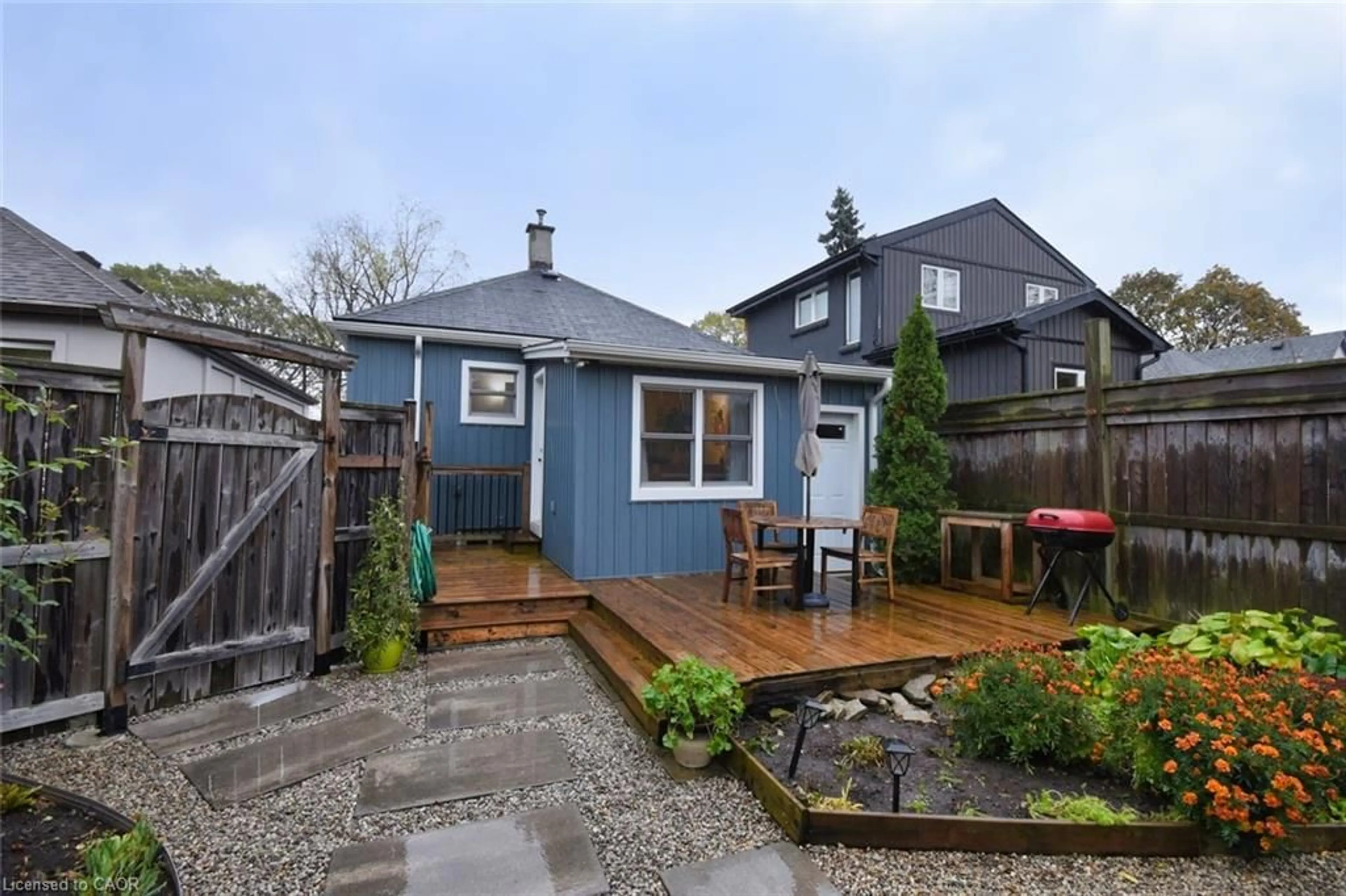 Patio, street for 206 East 8th St, Hamilton Ontario L9A 3L8