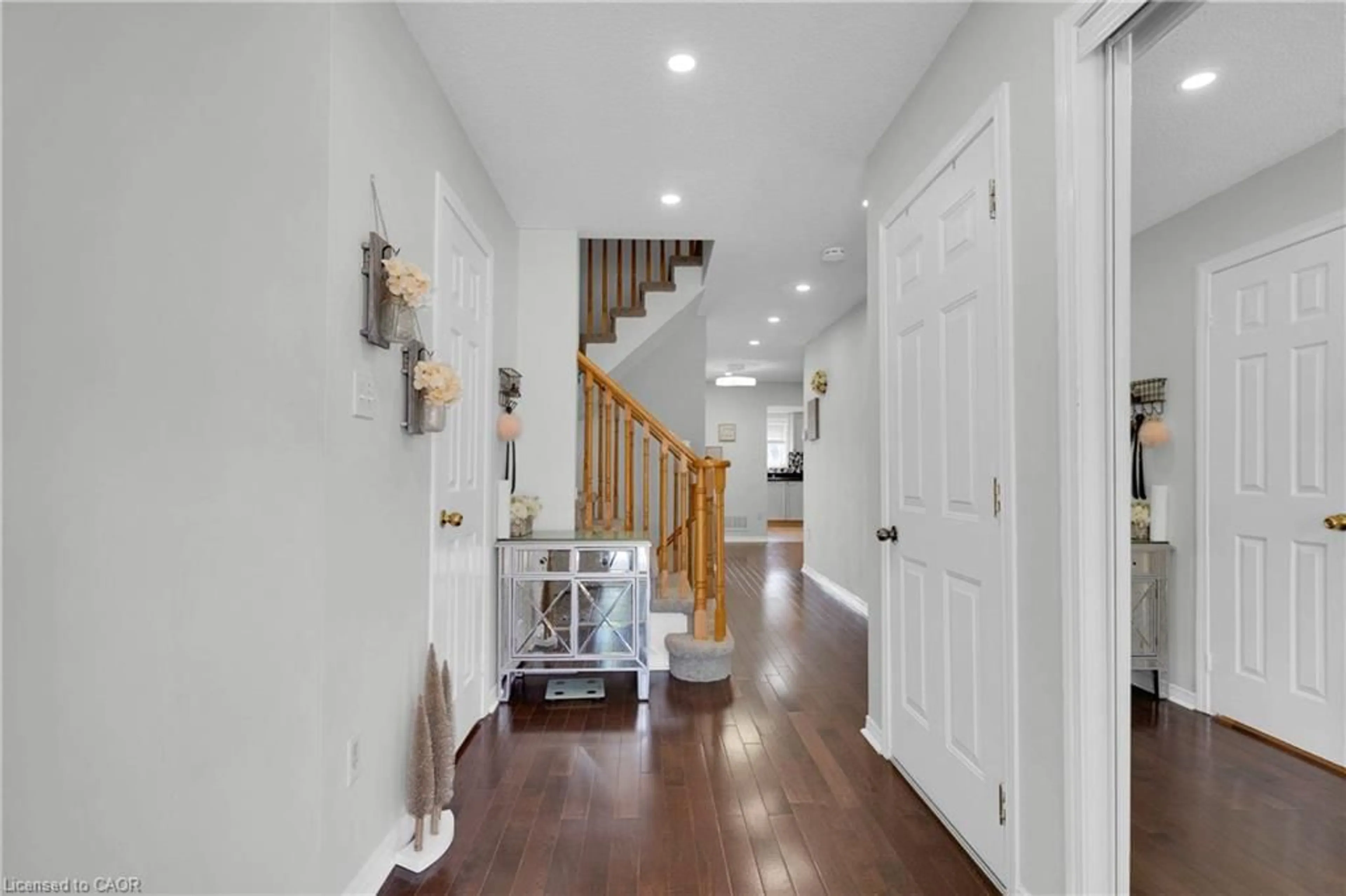 Indoor foyer for 302 Black Dr, Milton Ontario L9T 6S2