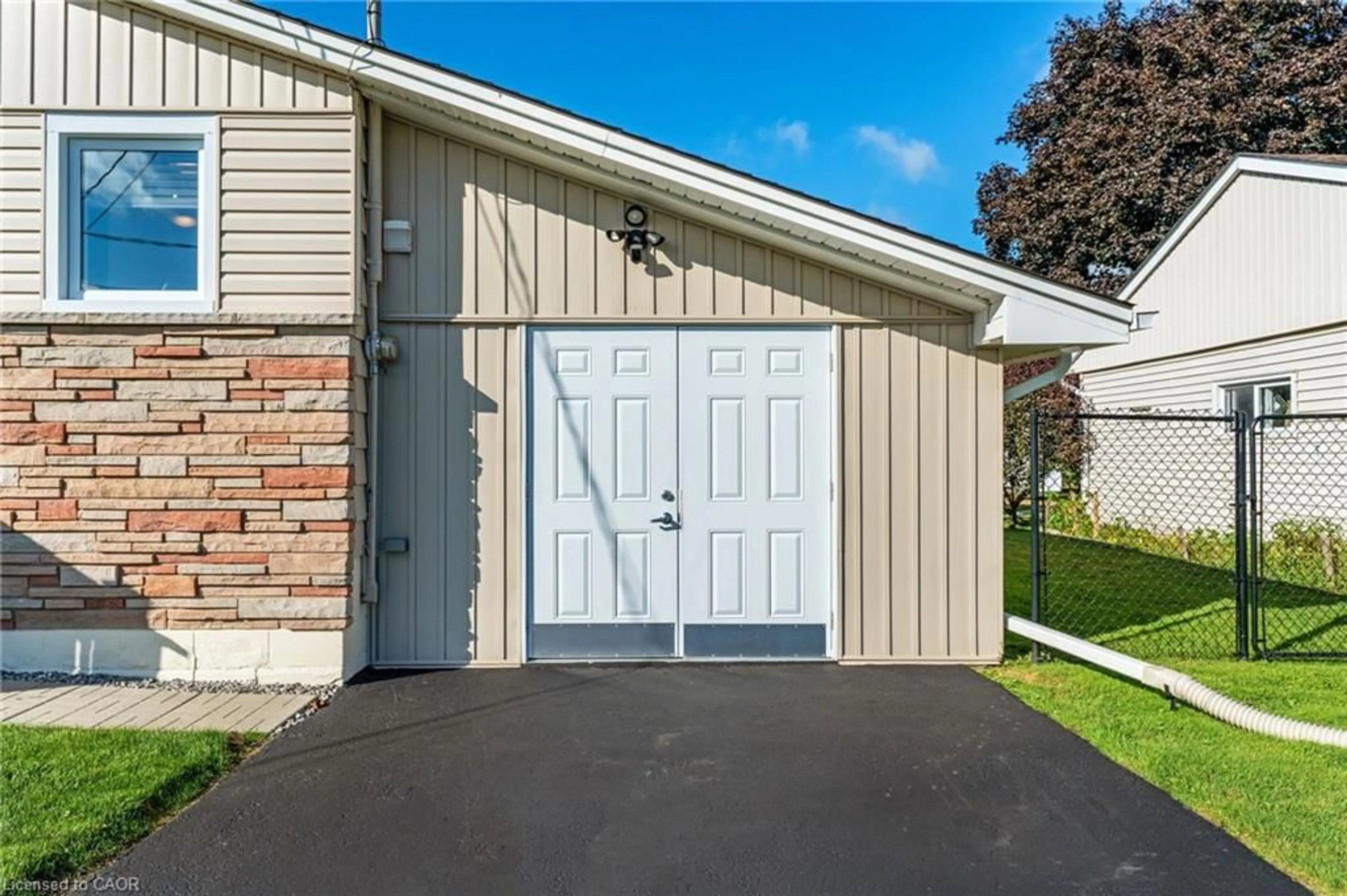 Home with vinyl exterior material, street for 18 Laidlaw St, Hagersville Ontario N0A 1H0