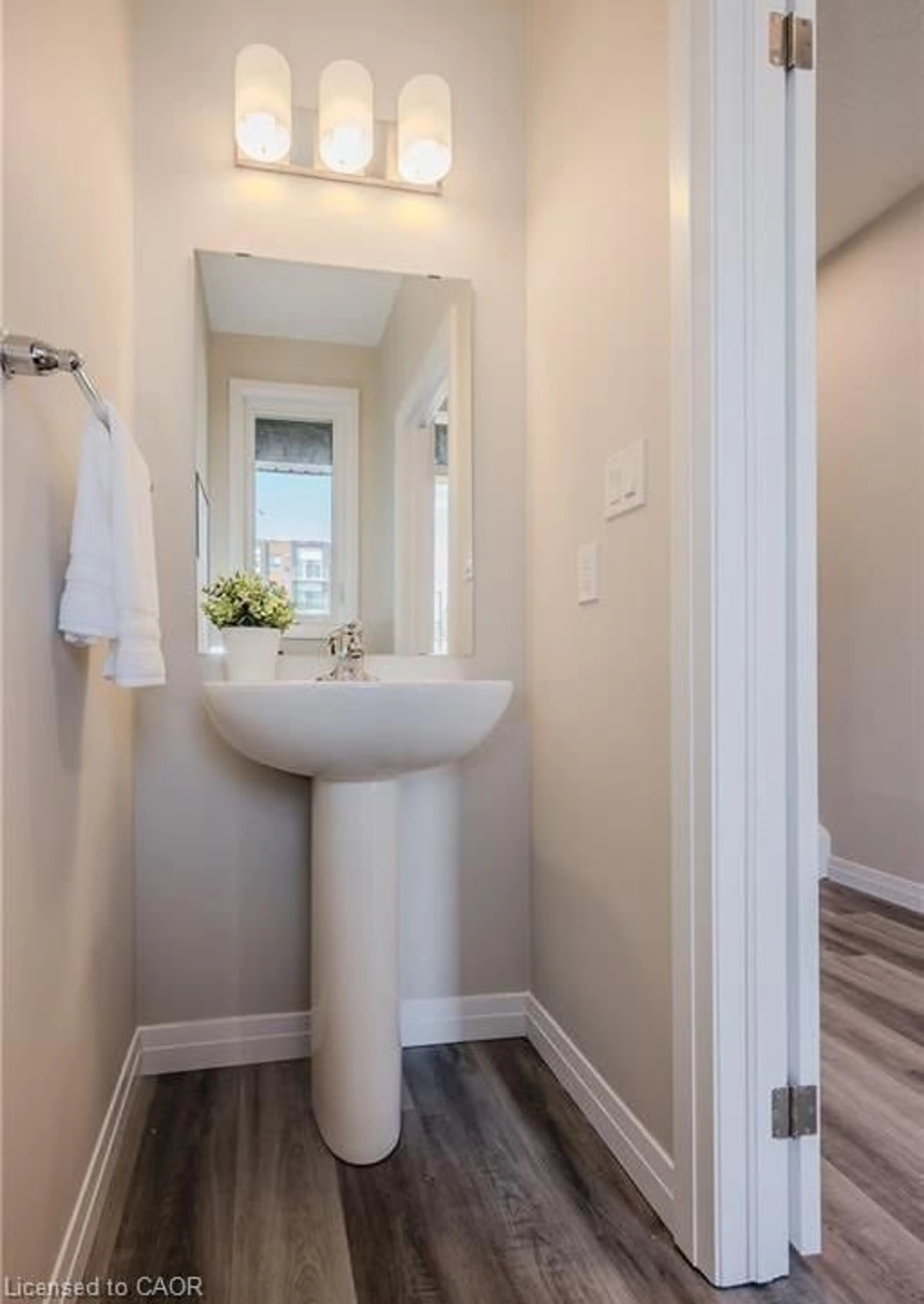 Standard bathroom, ceramic/tile floor for 66 Ayr Meadows Cres, Ayr Ontario N0B 1E0