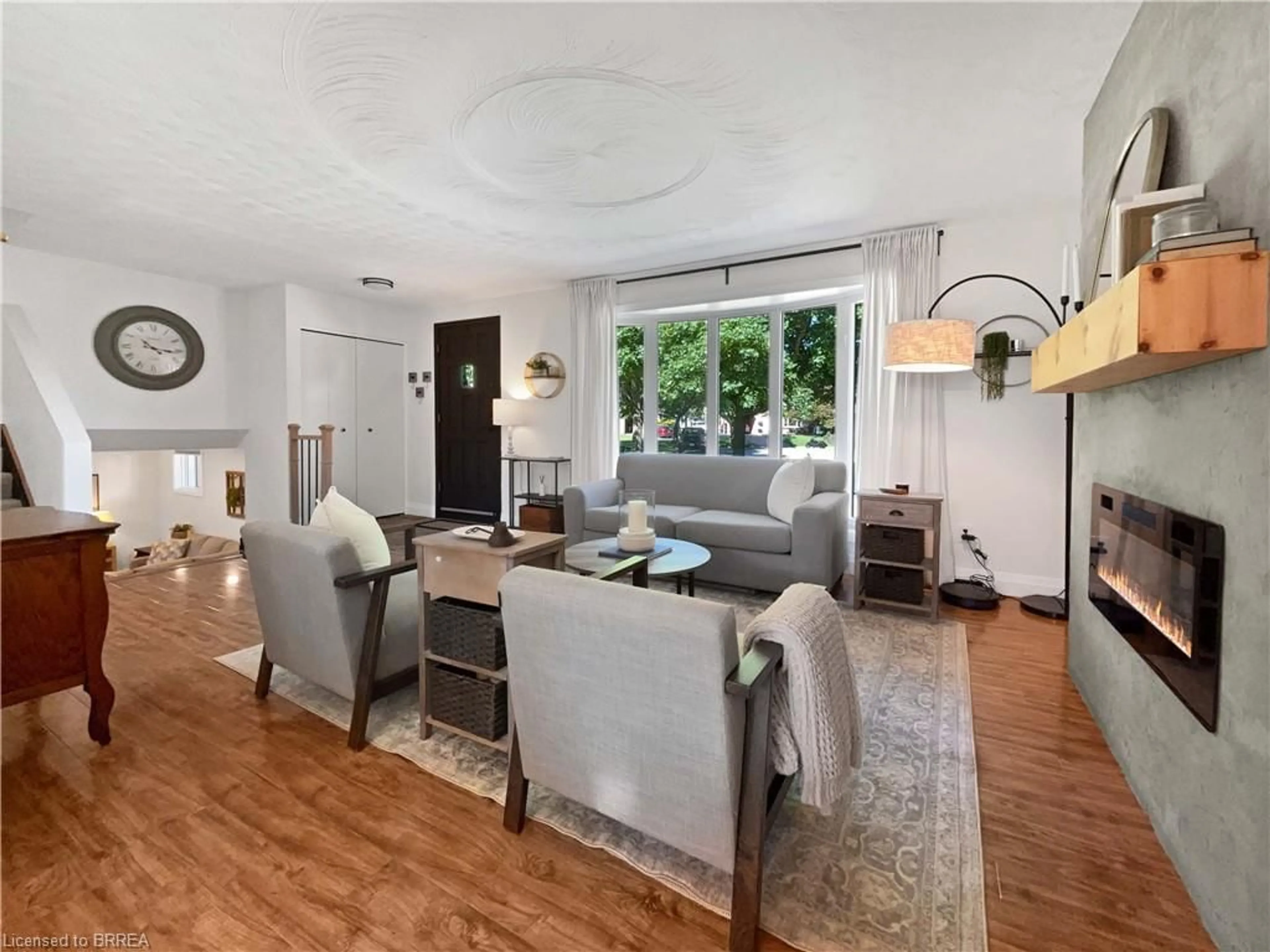 Living room with furniture, unknown for 9 Normandy Cir, Simcoe Ontario N3Y 4J6