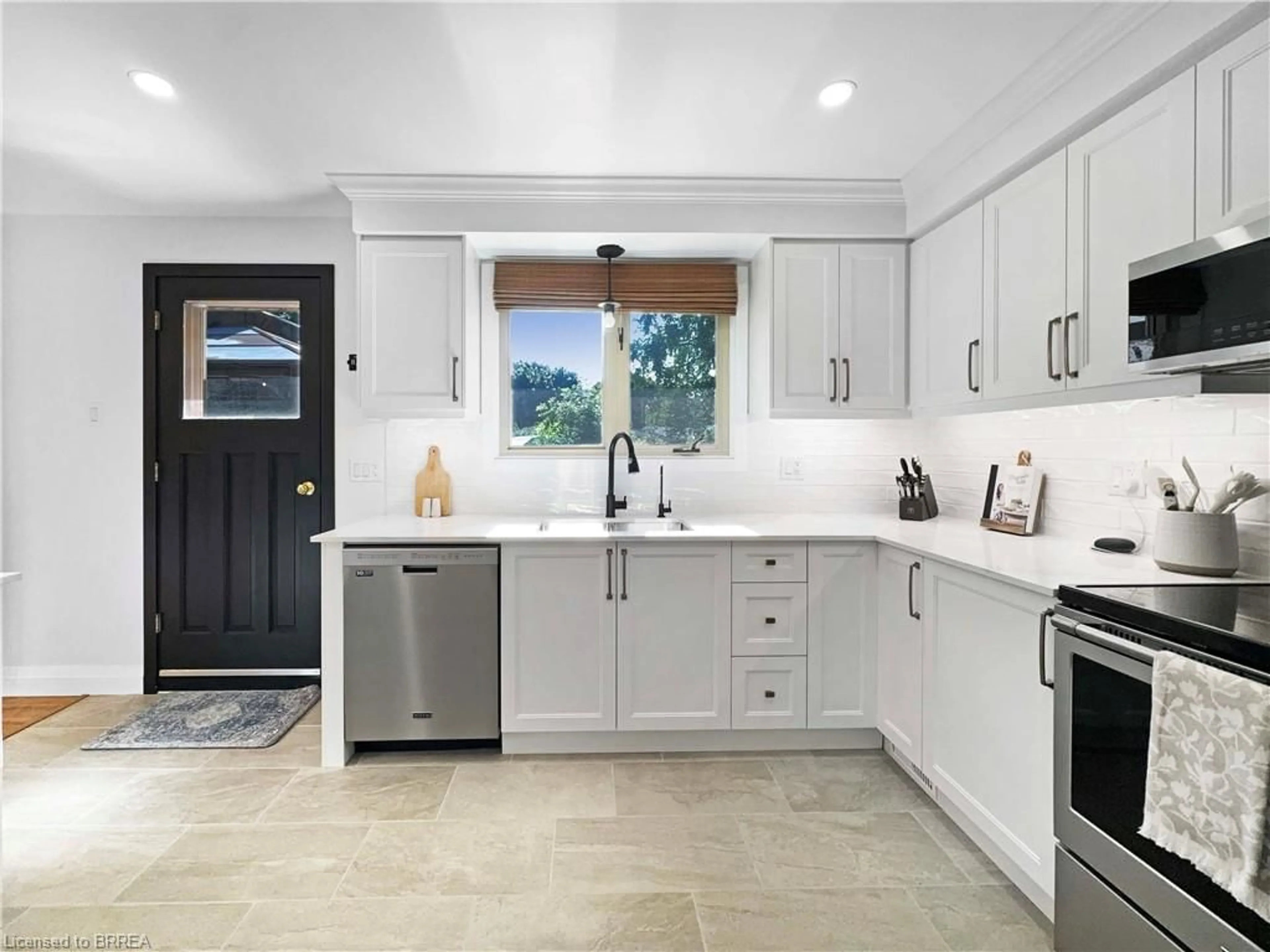 Open concept kitchen, ceramic/tile floor for 9 Normandy Cir, Simcoe Ontario N3Y 4J6